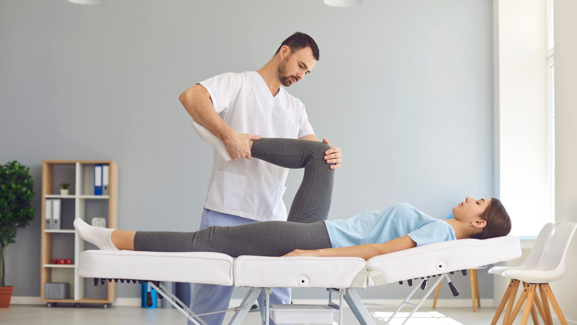 Uno de los ejercicios efectivos para tratar la lumbalgia, es llevar una o ambas rodillas hacia el pecho.