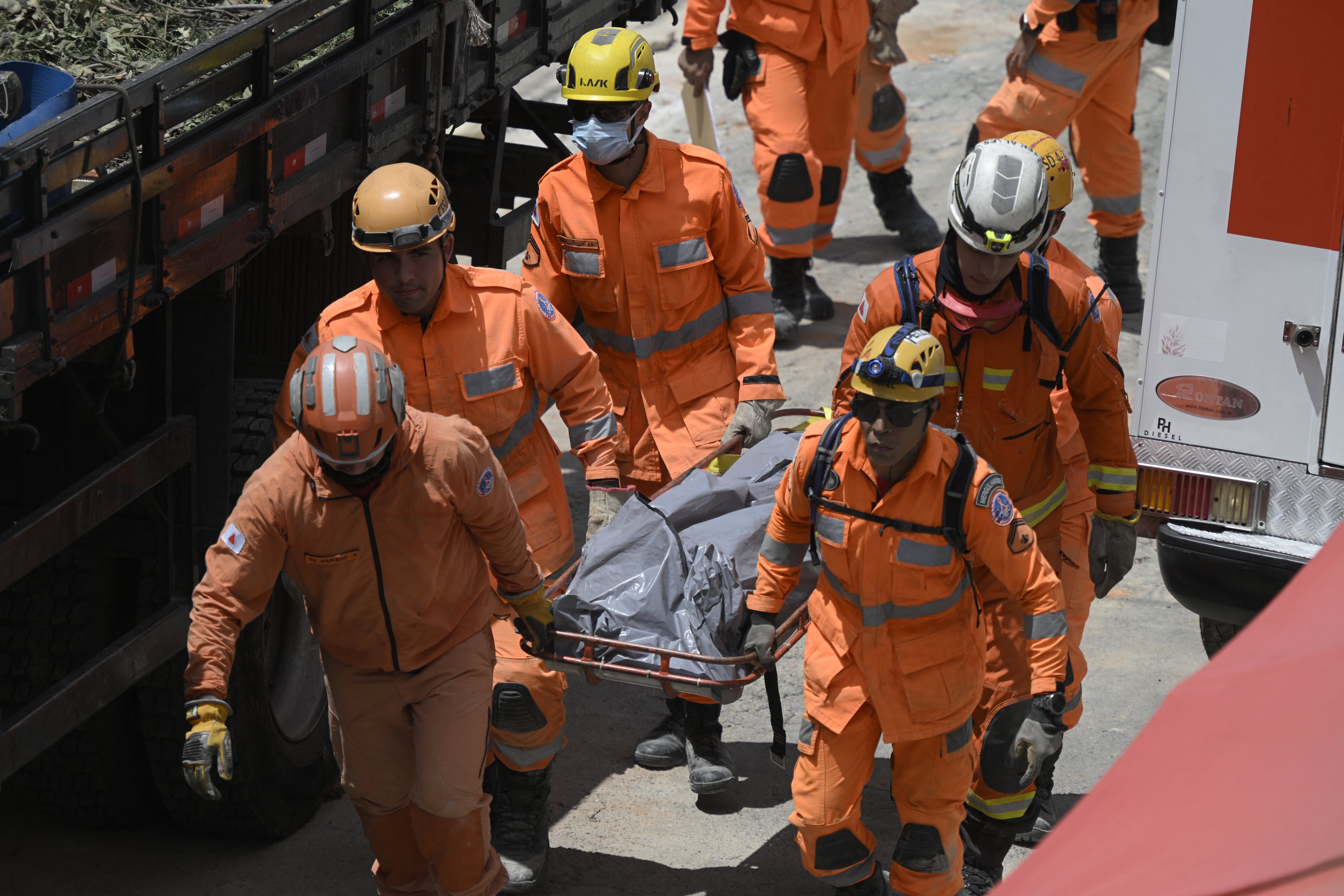 Los bomberos de Minas Gerais cargan el cuerpo de una víctima del derrumbe de un asilo de ancianos en Belo Horizonte, estado de Minas Gerais, Brasil, el 5 de marzo de 2026.