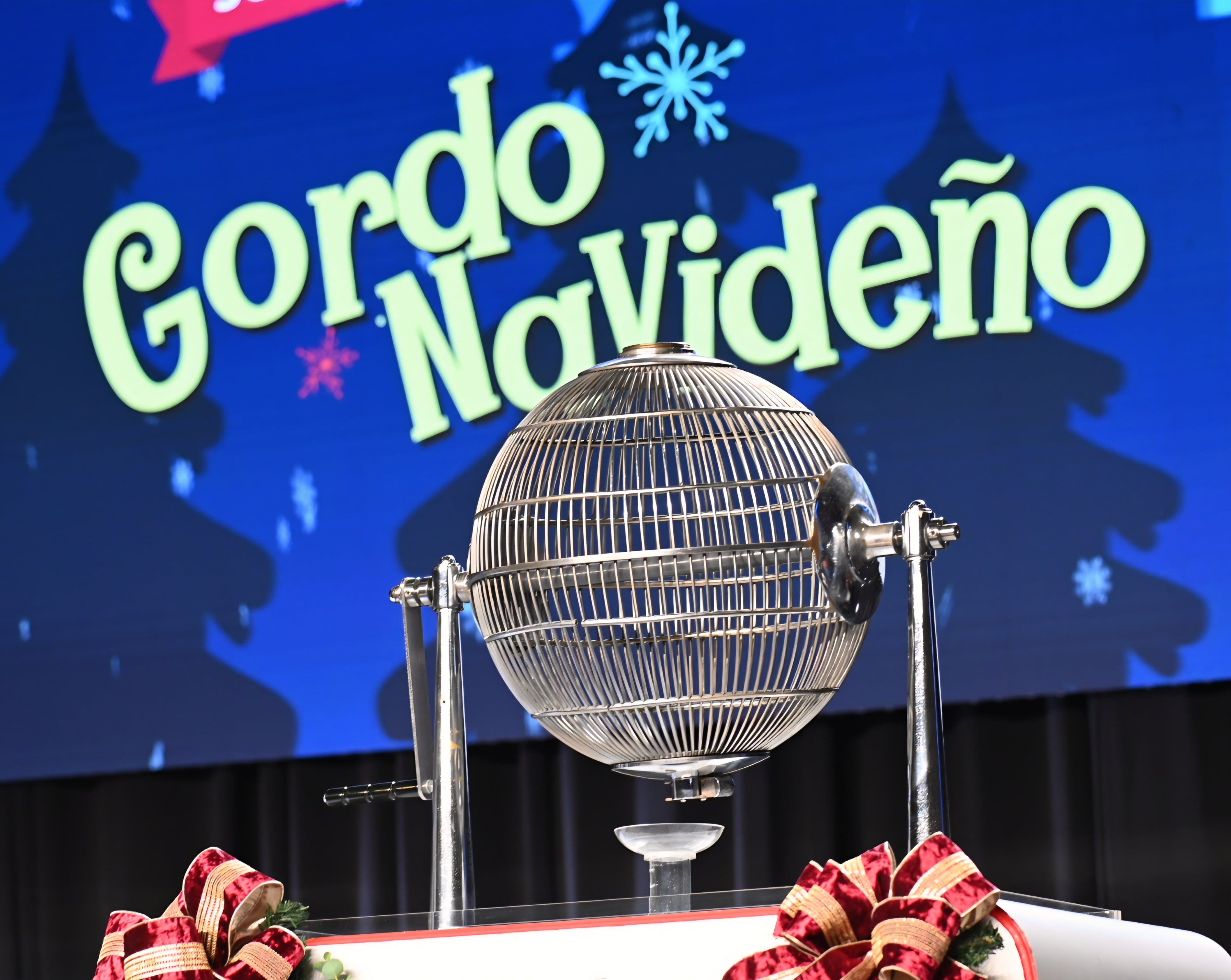 14 de diciembre 2025. Centro de Convenciones en Heredia. Realización del sorteo del Gordo Navideño 2025 que paga 40 millones de colones por fraccion según información de la Junta de Protección Social de San José. En la foto: Los funcionarios de la junta muestran los números ganadores del primer, segundo y tercer premio de la lotería. Foto: Albert Marin.