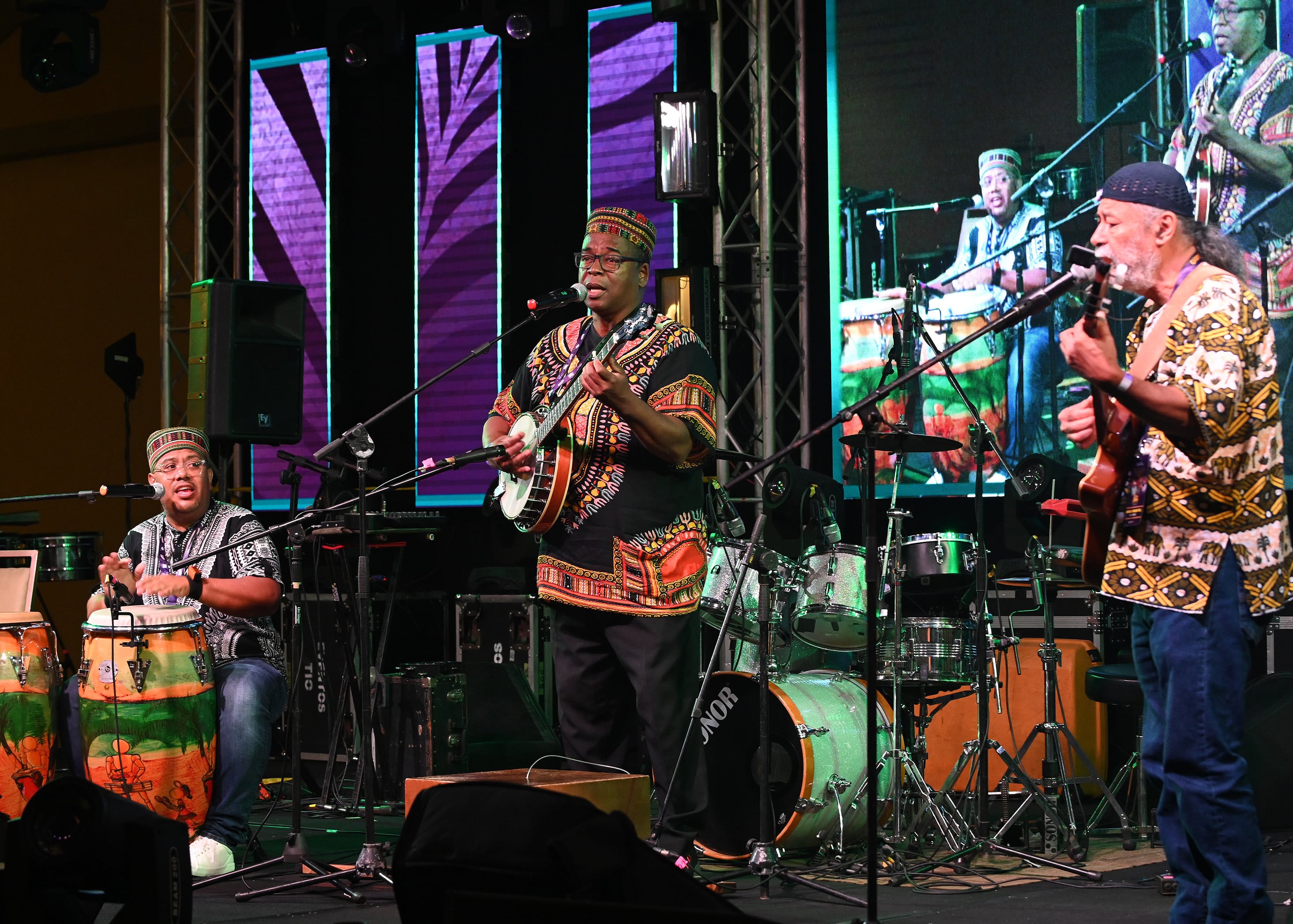 El músico Manuel Monestel con su grupo en concierto.