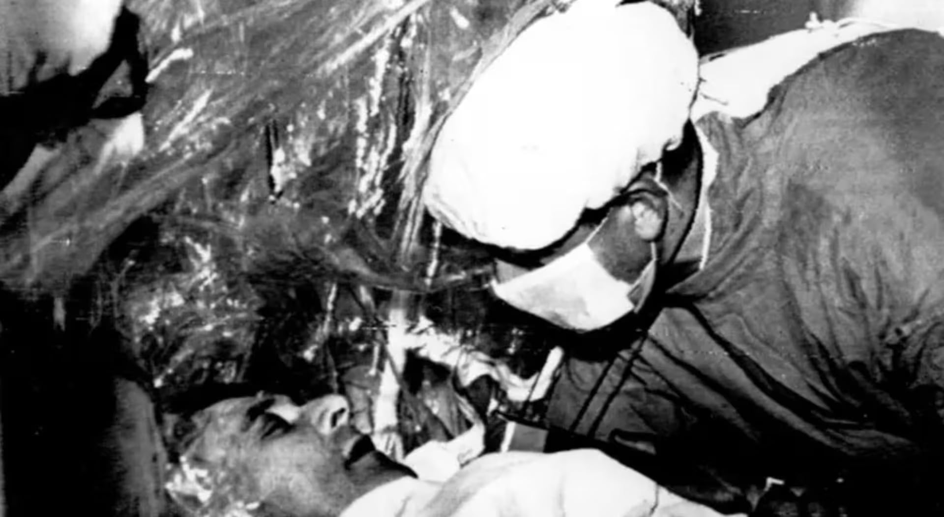 El 3 de diciembre de 1967, el cirujano sudafricano Christiaan Barnard realizó el primer trasplante de corazón humano.