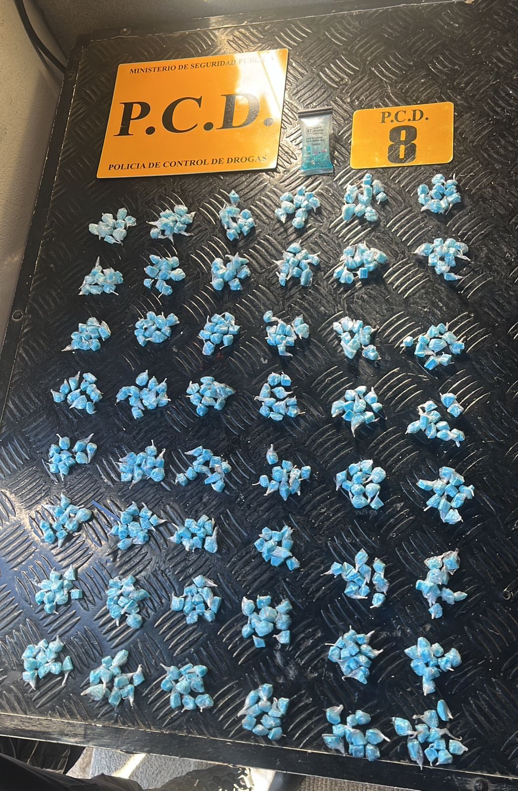 Los grupos delictivos conocidos como los Gery y los Maruja, tiñen de azul la droga para marcar sus territorios. Estas dosis fueron decomisadas por la PCD, el 4 de marzo, a un supuesto integrante de los Gery.