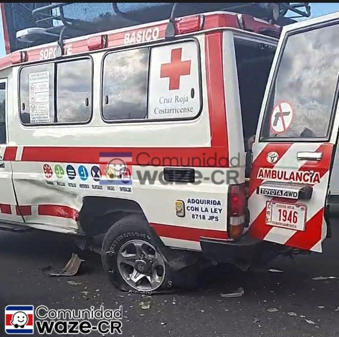 Vehículo liviano choca contra ambulancia que trasladaba paciente crítico al hospital de Cartago