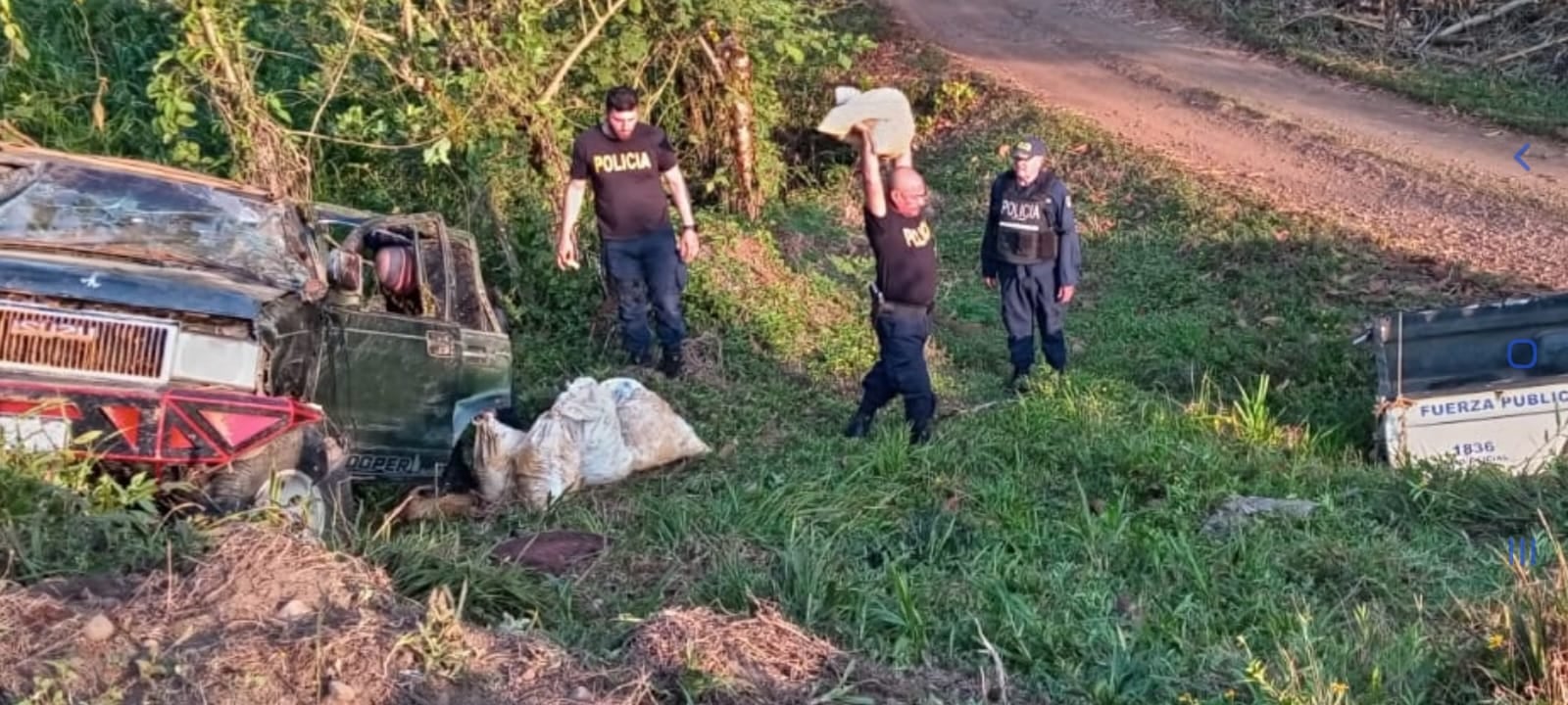 El conductor, un joven de 22 años de apellido Burgos, fue rescatado por el Cuerpo de Bomberos tras quedar prensado.