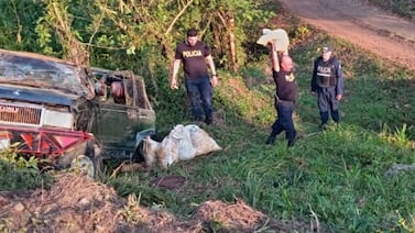 Tonelada y media de sedimento minero es decomisada tras vuelco de vehículo; conductor sobrevive y queda hospitalizado en Los Chiles