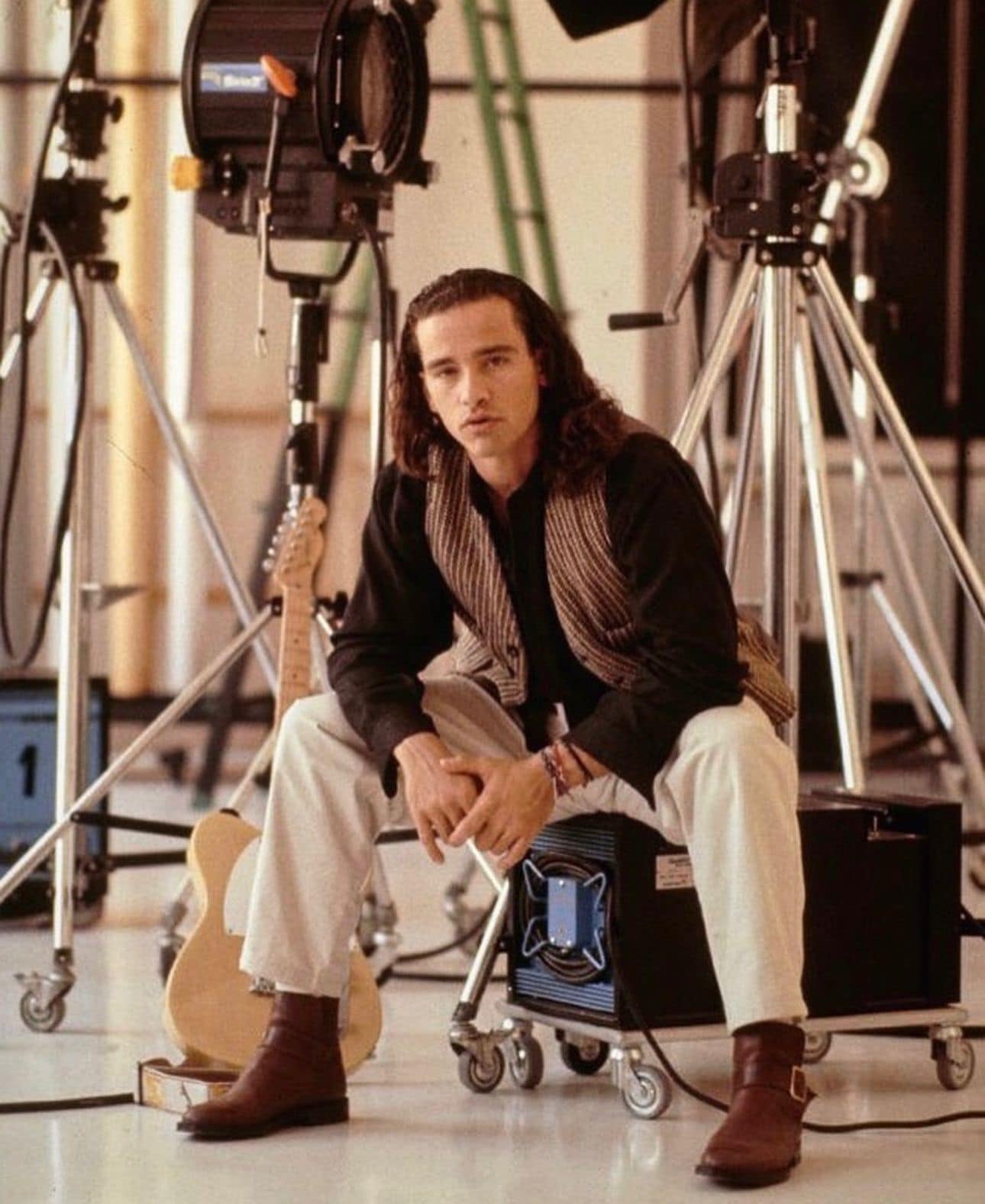 Eros Ramazzotti acompañó su publicación con cinco fotografías que muestran su transformación visual a lo largo de las décadas. Facebook: Eros Ramazzotti