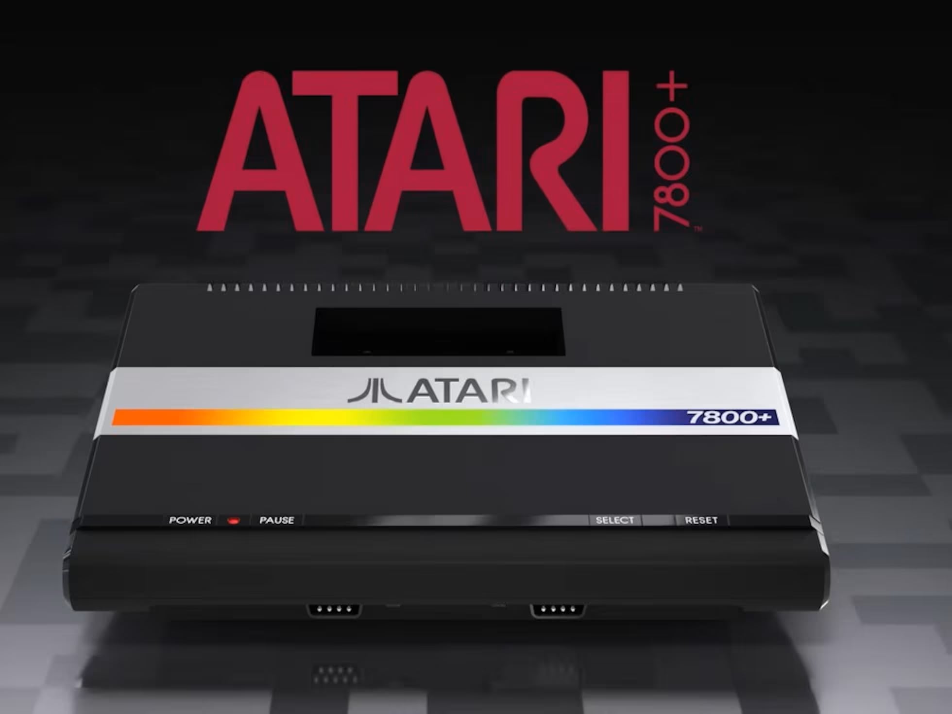 Consola Atari 7800+ en su diseño renovado con puerto HDMI, acompañada de controles inalámbricos CX78+, destacando su compatibilidad con juegos originales y preinstalados.