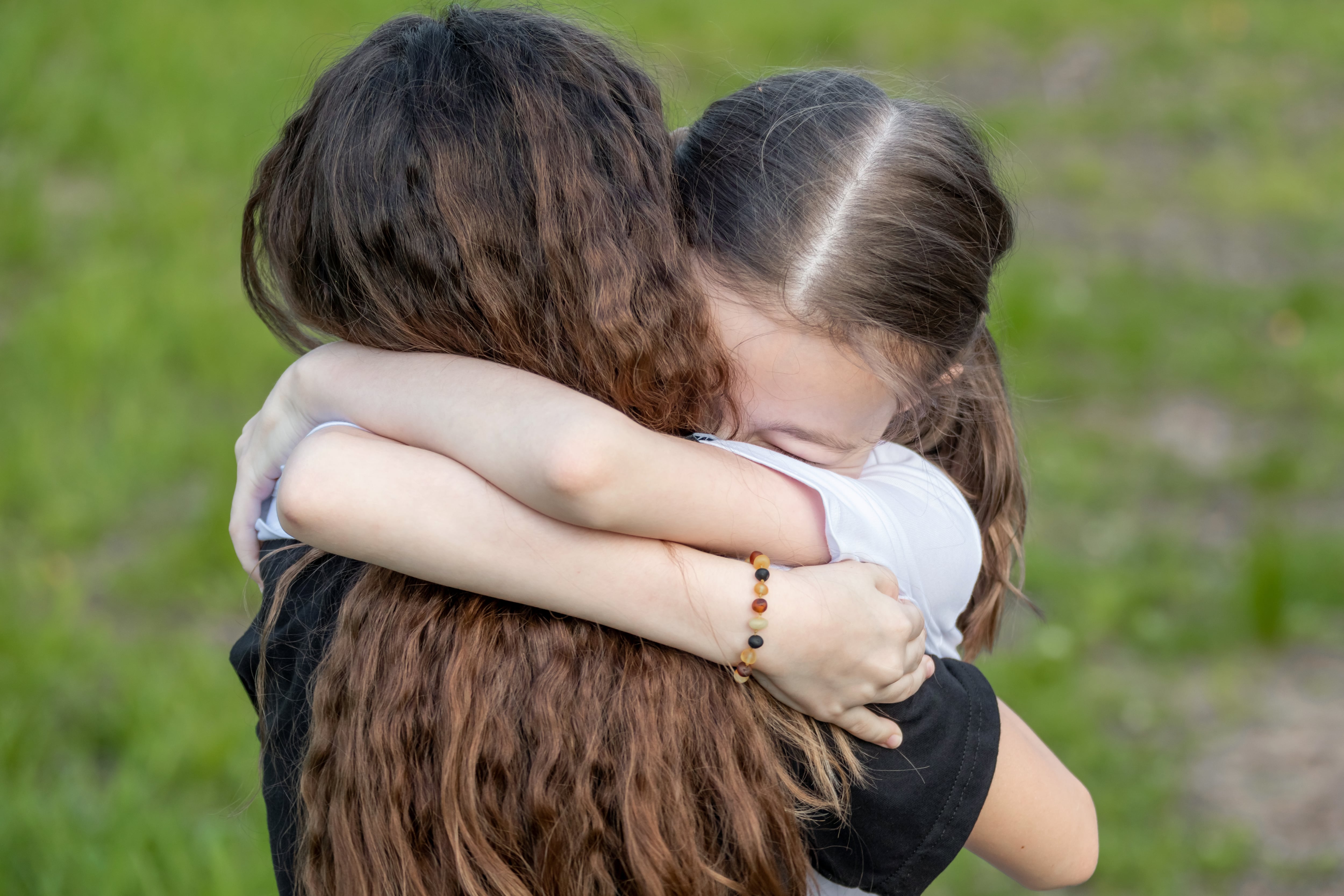 Abrazo de dos preadolescentes, amigas. Niñas abrazadas