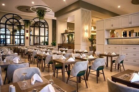 La cadena RIU finalizó la modernización del Riu Guanacaste, con nuevas habitaciones, más restaurantes y áreas recreativas renovadas.