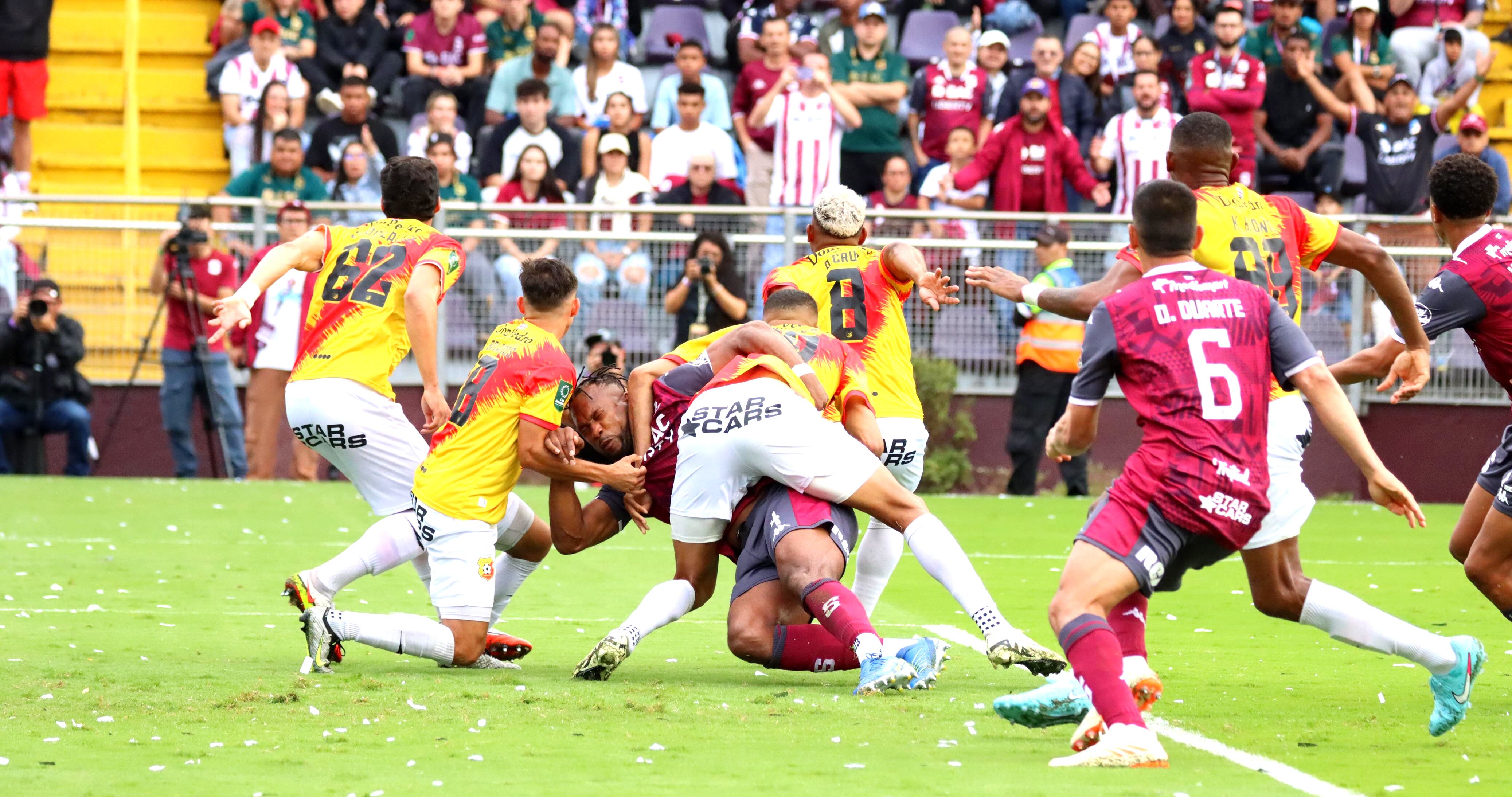 En ocasiones, a Kendall Waston lo marcaron hasta tres jugadores de Herediano