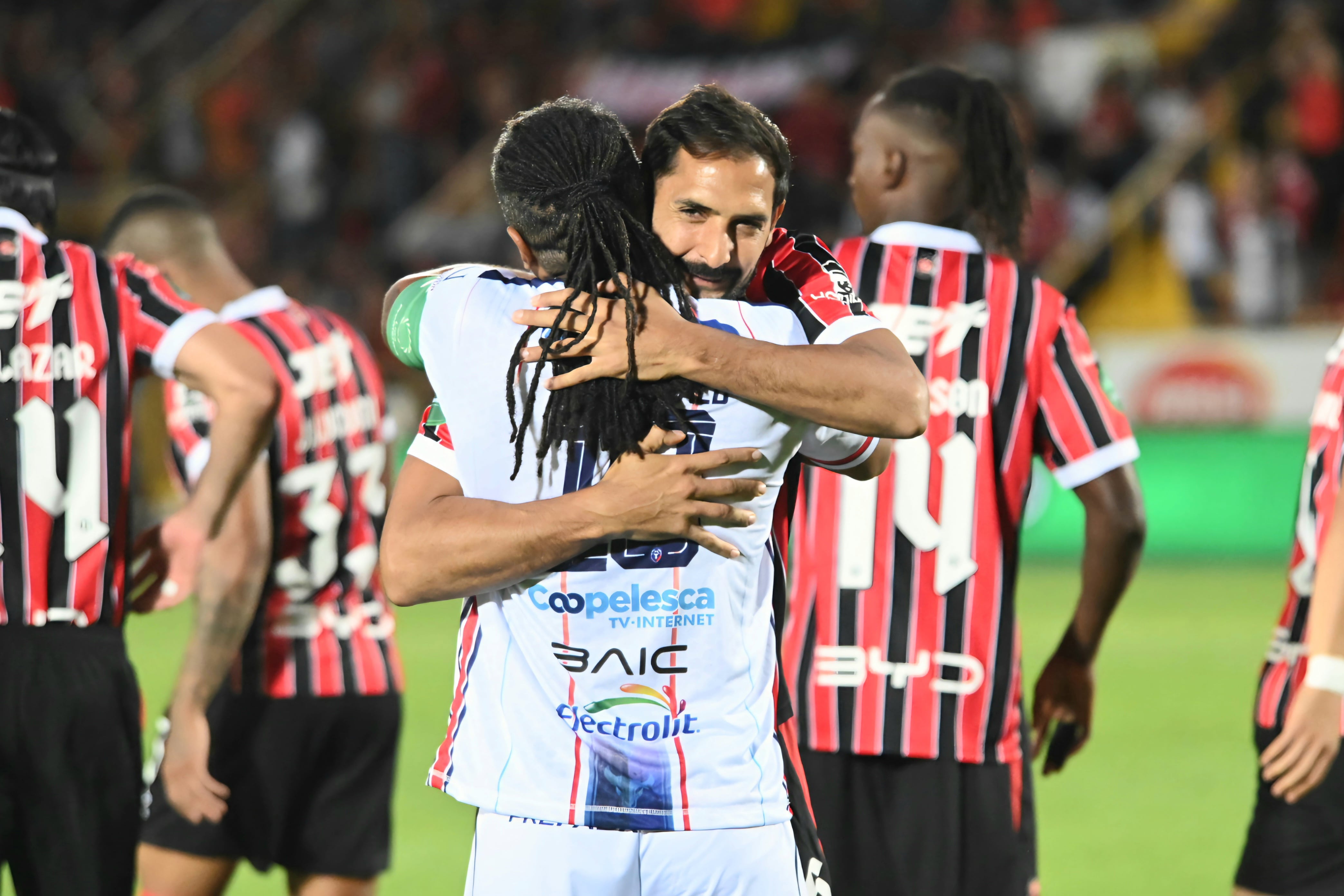 23 de agosto de 2026. Estadio Alejandro Morera Soto. 18:00 hrs. La Liga Deportiva Alajuelense juega contra la Asociación Deportiva San Carlos en partido correspondiente a la jornada 5 del Torneo de Apertura de la Liga Promérica. Otro dato relevante del juego es el retiro oficial del delantero Jonathan McDonald del fútbol. En la foto: Ismael Rescalvo técnico de la liga y Walter Centeno de San Carlos. Retiro del jugador Jonathan Mcdonald. Jugadas relevantes del partido. Foto: Albert Marin