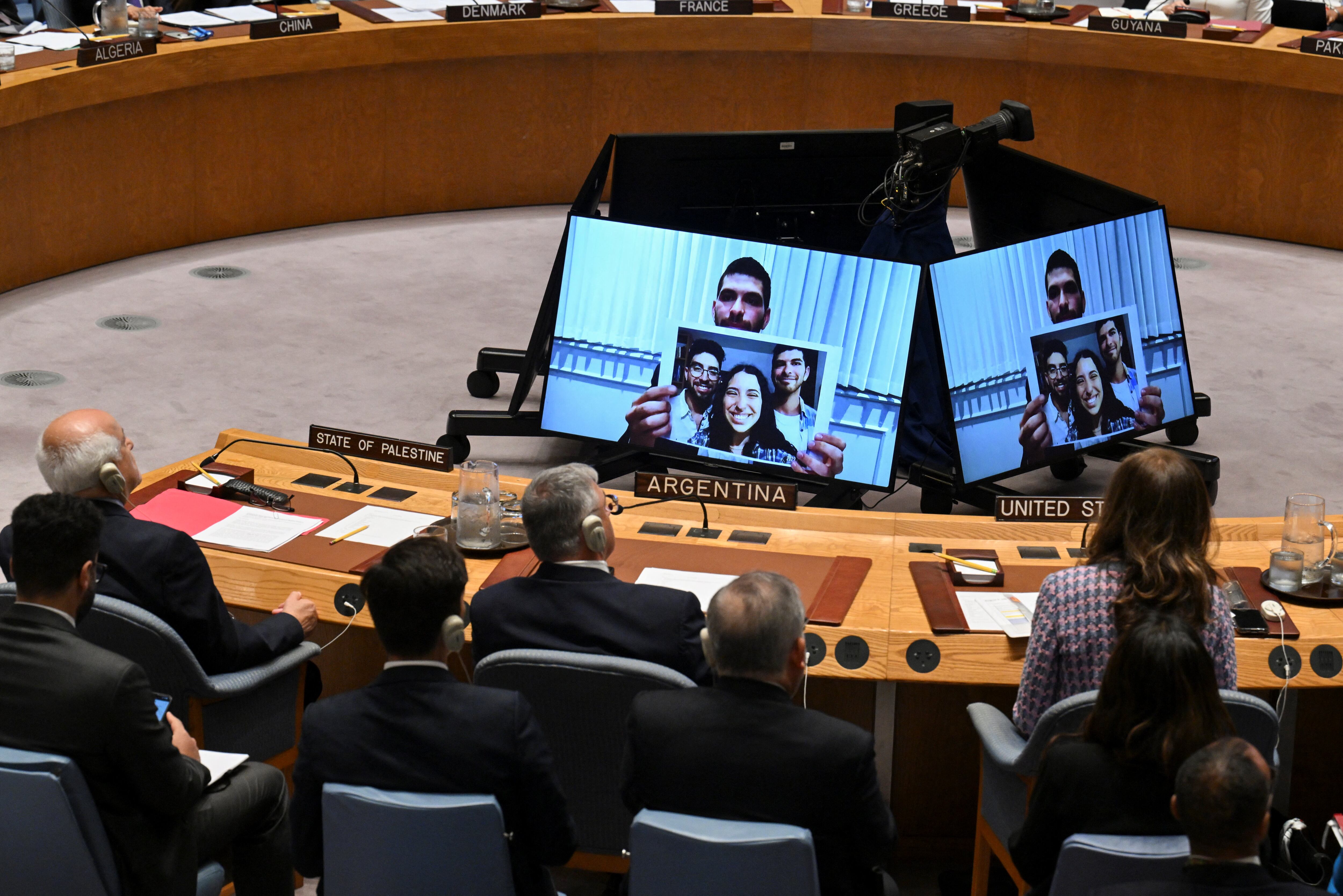 Ilay David, hermano de Evyatar David, uno de los rehenes retenidos por Hamás, habla durante una reunión del Consejo de Seguridad de las Naciones Unidas sobre el conflicto en Oriente Medio.