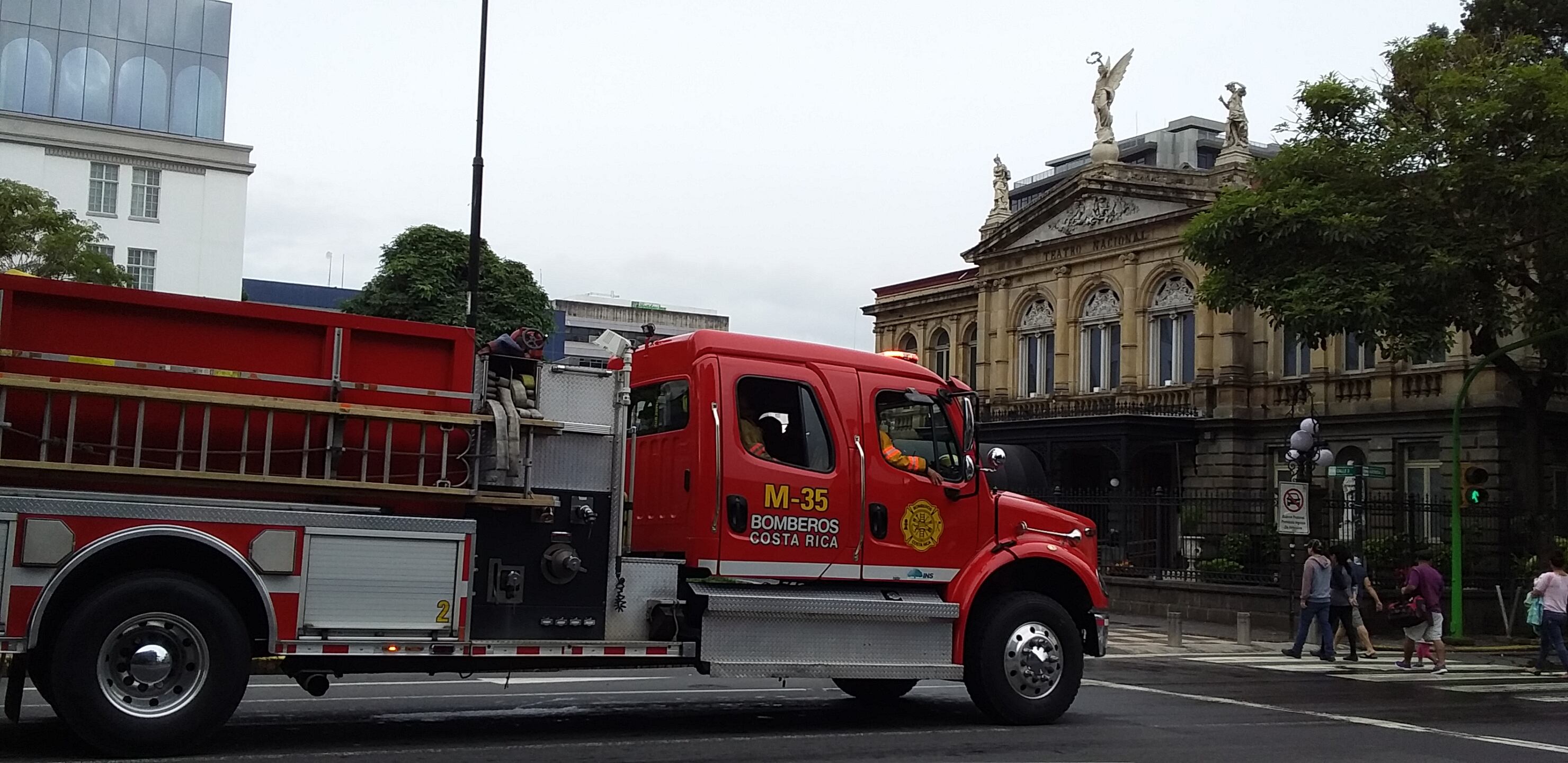 Resguardar el principal edificio histórico de la ciudad de San José, abliga a fuertes protocolos cuando hay incendios cercanos, como uno ocurrido este jueves. Foto: Rafael Pacheco.