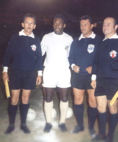 Carlos Luis Monge Sollano
Rey Pelé
Juan Soto París
Miguel Lépiz
Saprissa vs. Santos (1-1)
Martes 1.º de febrero de 1972
3 de agosto del 2025
Tomado del Buzón de Rodrigo