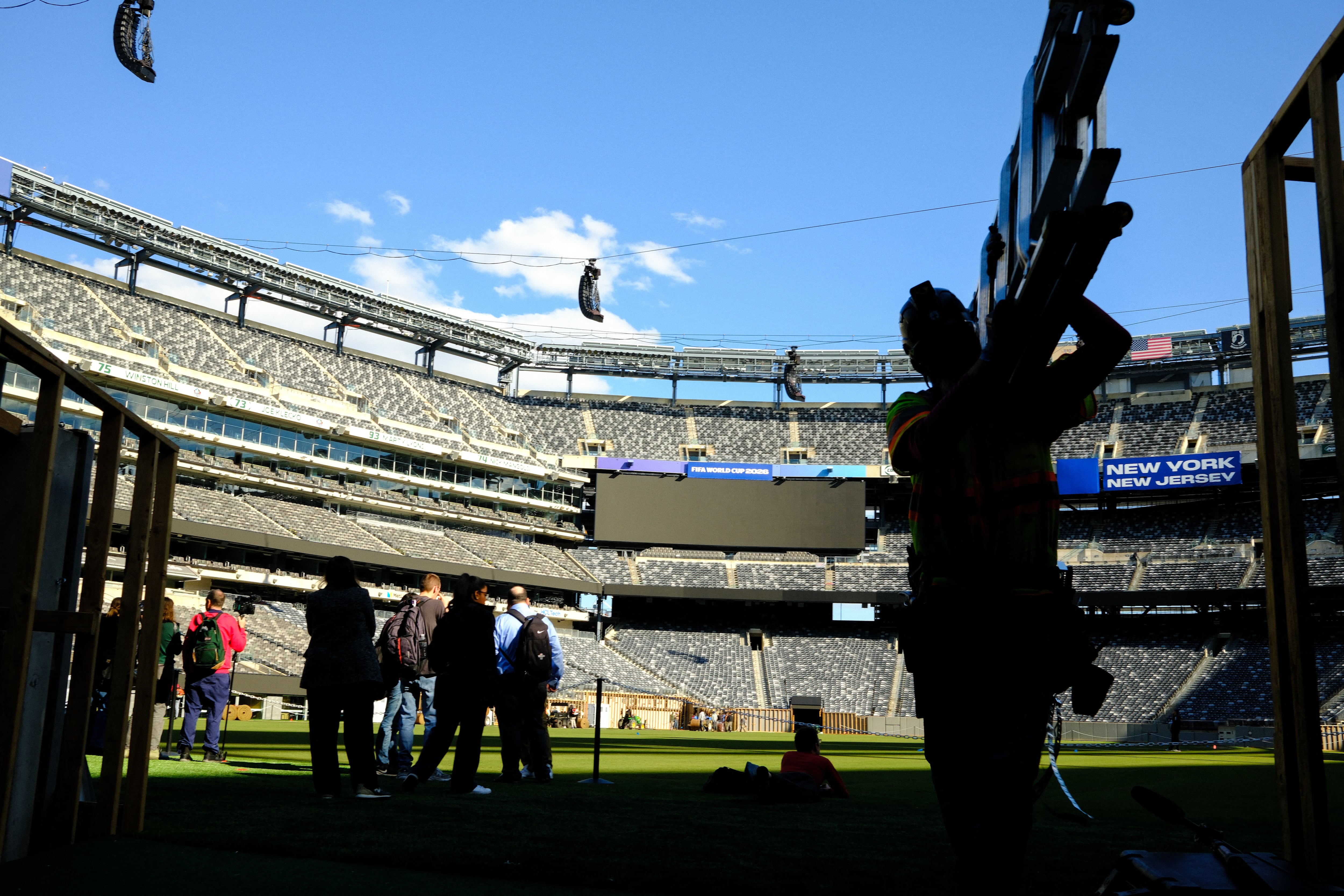 Trabajadores instalan el nuevo césped en el estadio MetLife de Nueva York/Nueva Jersey, donde se jugará la final del Mundial 2026, y donde se está generando controversia por el transporte.