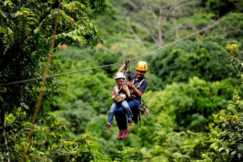 Un 26% de los turistas dijo que practicó canopy en Costa Rica y un 53% observó flora y fauna. Aquí Turu Bari, en Turrubares. | MELISSA FERNÁNDEZ