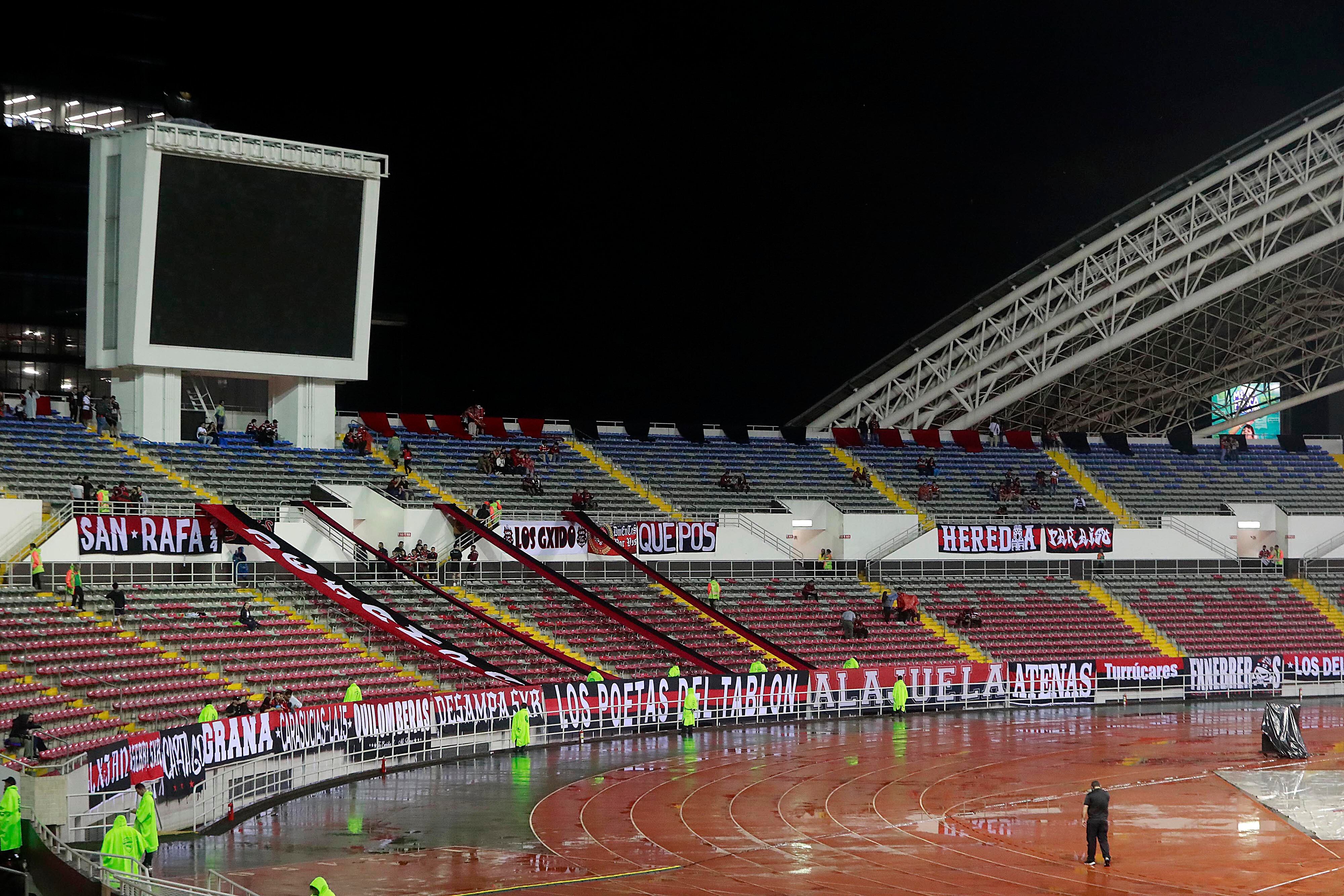 18/11/2023 Estadio Nacional, La Sabana. La Liga Deportiva Alajuelense y el Deportivo Saprissa se enfrentaron este sábado en una nueva edición del Clásico Nacional. Se dio en la final del Torneo de Copa, a estadio casi lleno, con la presencia de las dos aficiones más grandes del país. Suander Zúniga y Freddy Góndola, de Alajuelense.