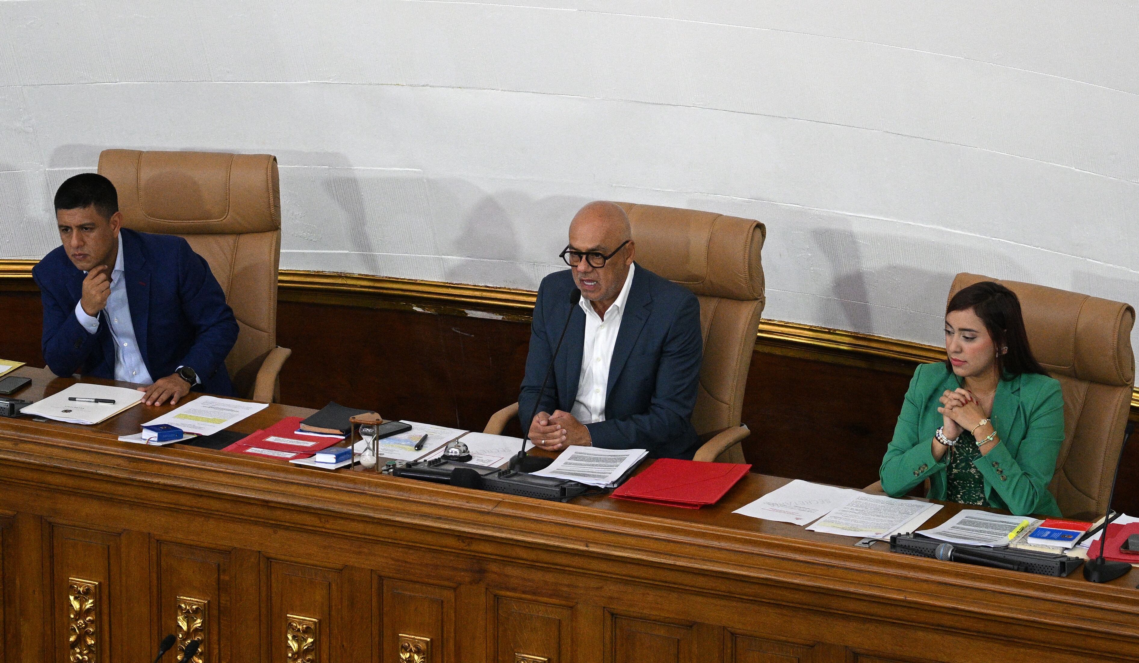 El presidente de la Asamblea Nacional Bolivariana de Venezuela, Jorge Rodríguez (centro), habla junto al primer vicepresidente Pedro Infante (izq.) y la segunda vicepresidenta América Pérez durante una sesión en la Asamblea Nacional en Caracas.