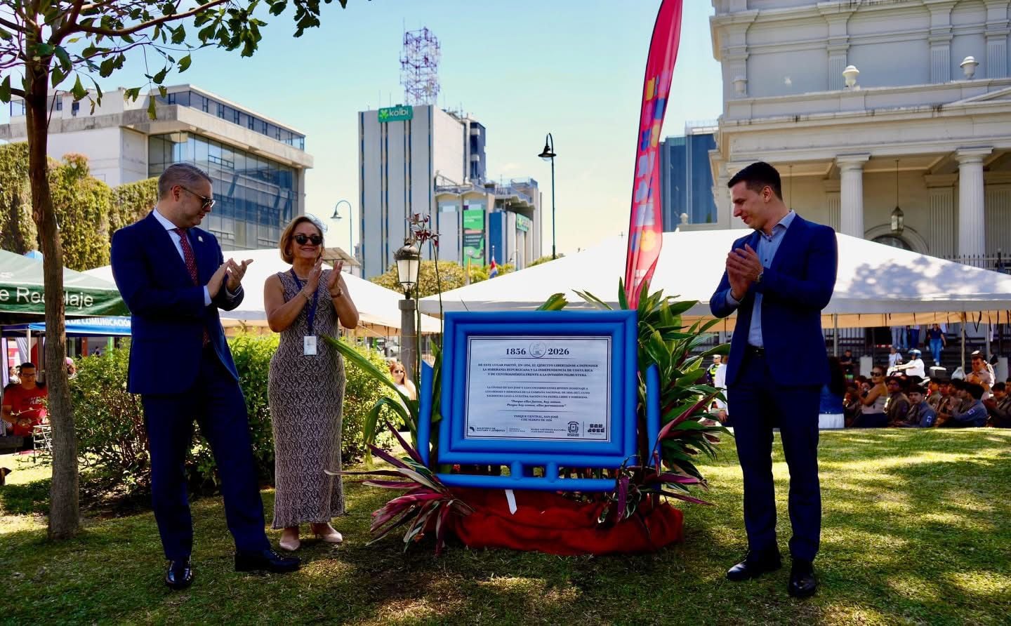 Diego Miranda, alcalde de San José, junto con el ministro de Cultura, Jorge Rodríguez.