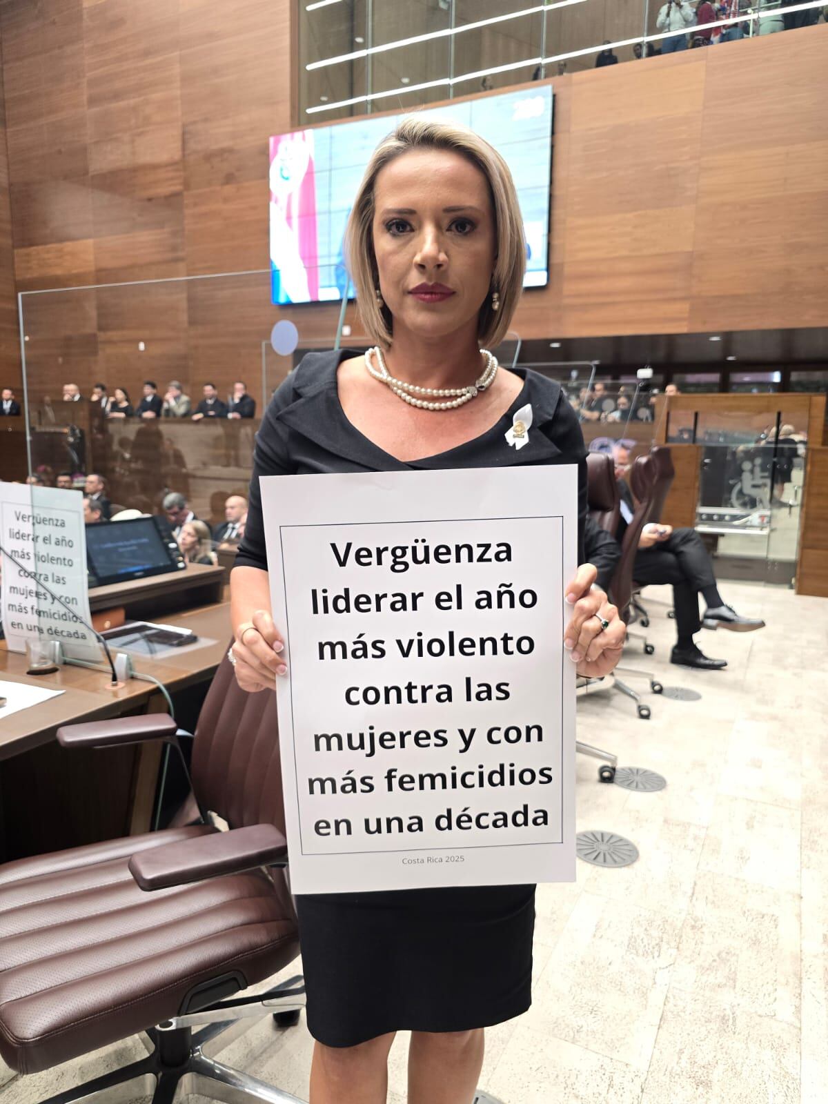 Diputados muestran mensajes de protesta durante discurso de Rodrigo Chaves