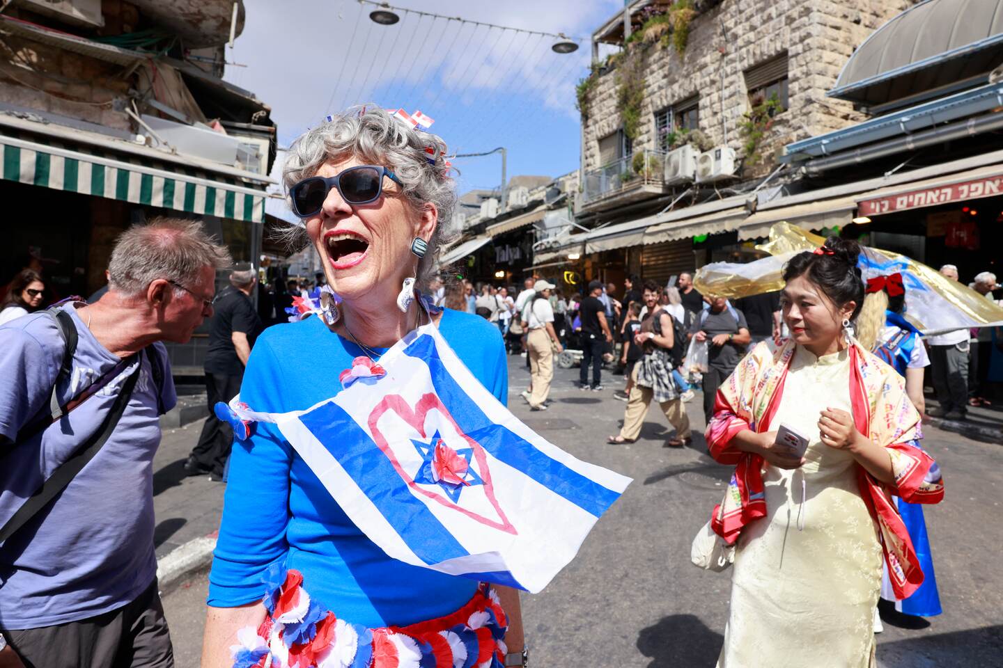 Peregrinos cristianos extranjeros marcharon este jueves por el mercado Mahane Yehuda de Jerusalén a celebrar la festividad judía de Sucot, también conocida como la Fiesta de los Tabernáculos, este 9 de octubre, pocos días antes del esperado regreso de los rehenes israelíes tras dos años de cautiverio a manos de Hamás en Gaza. Fotografía: