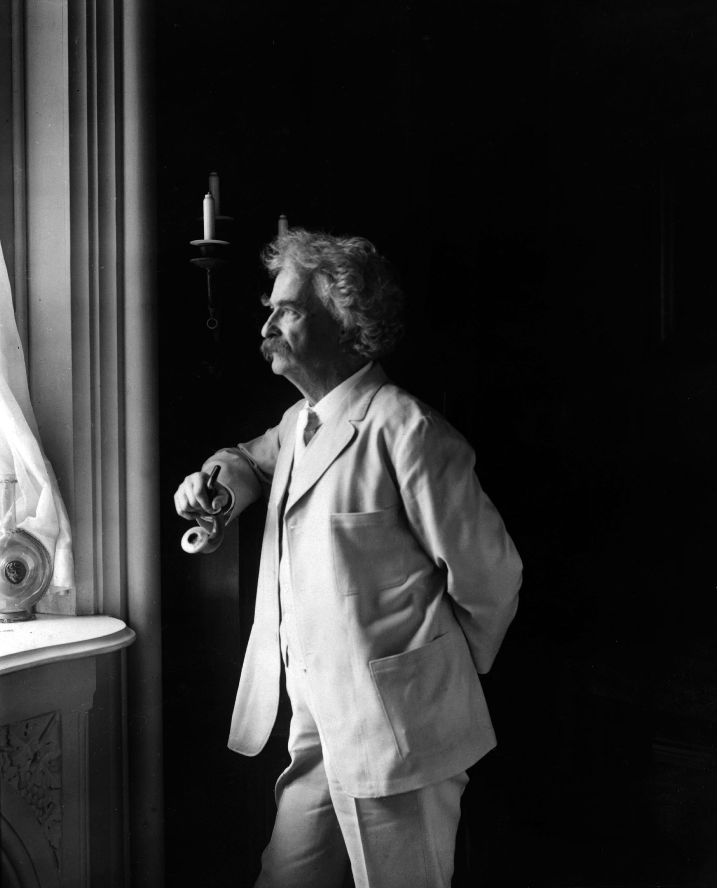 Mark Twain (Samuel L. Clemens, 1835-1910) humorista estadounidense de pie en retrato de 1907.