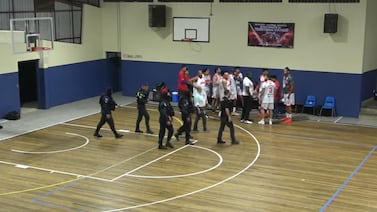 Así ingresó la policía al gimnasio para detener a estrella del baloncesto mientras equipos calentaban (video)