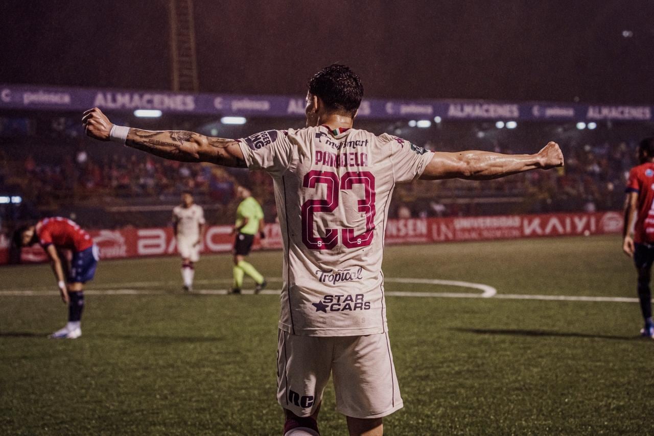 Luis Paradela se hizo presente en la red, en el partido entre San Carlos y Saprissa.
