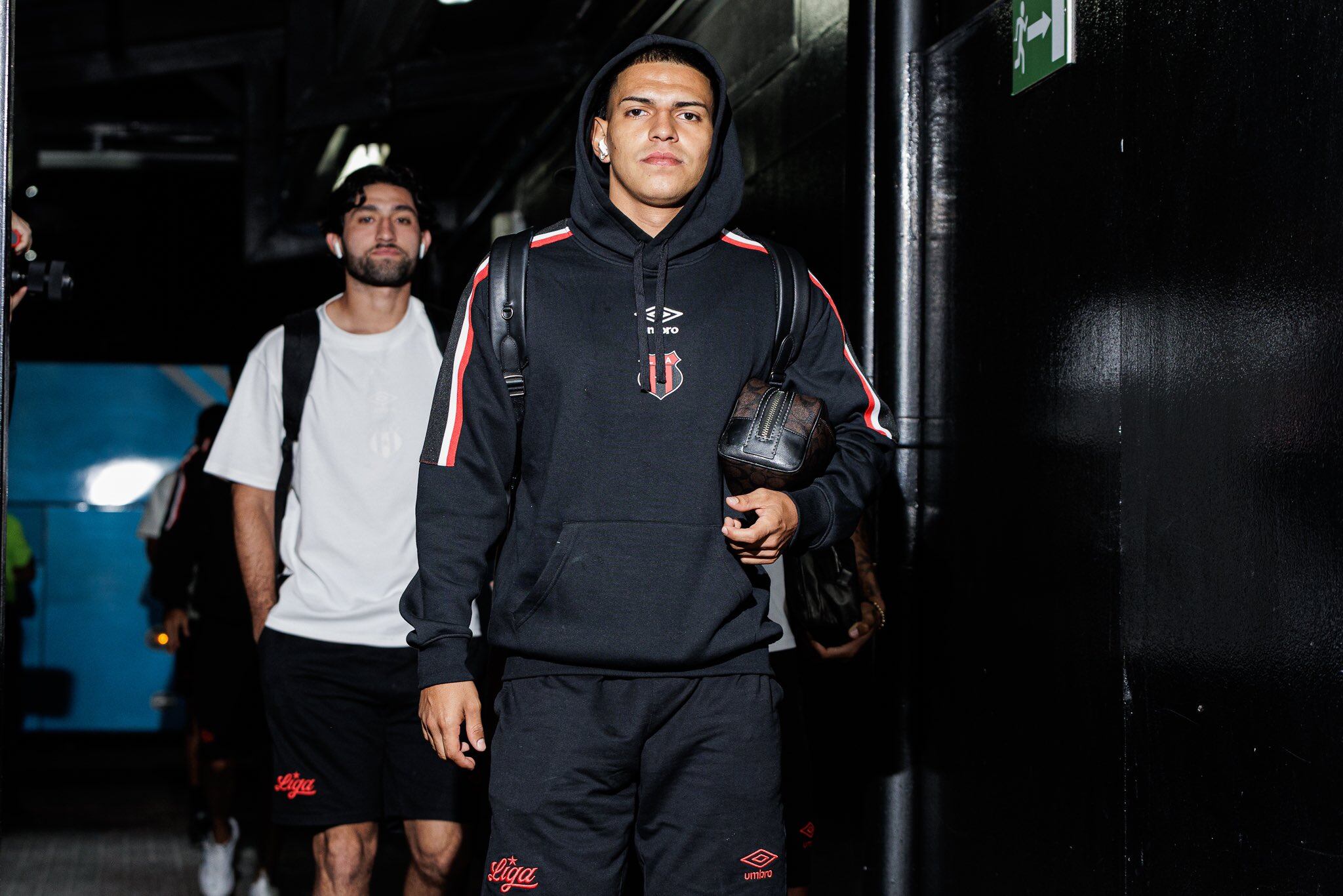 Alejandro Bran y Aarón Salazar son de estelares en el partido entre Liga Deportiva Alajuelense y Liberia.
