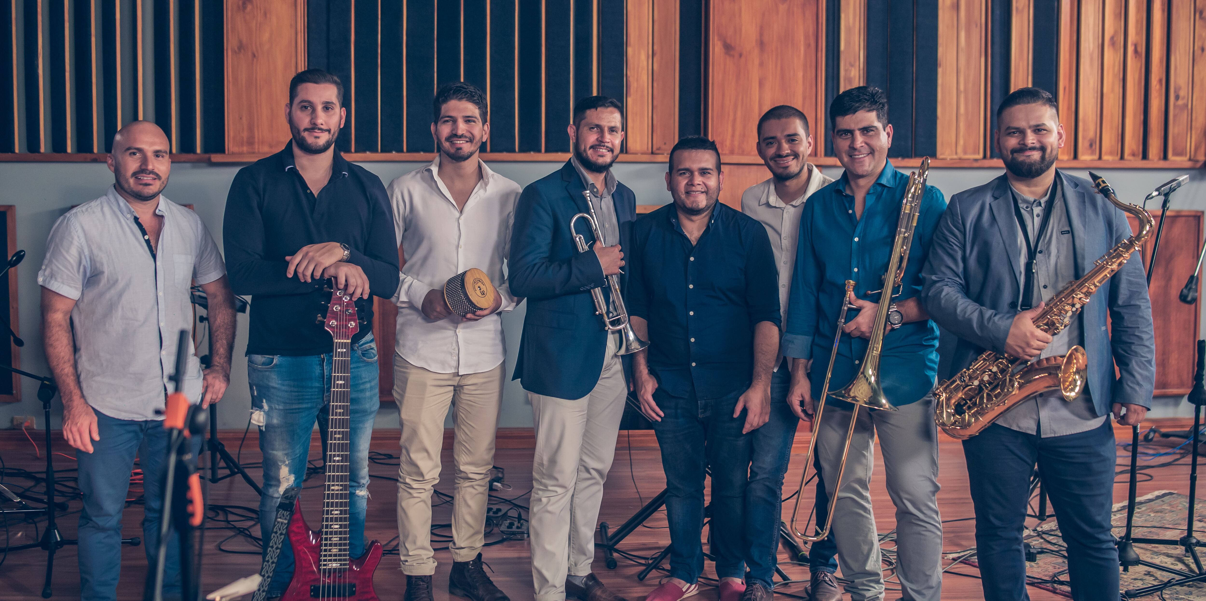 “Divas Latinas” revive los clásicos de Celia Cruz, Selena, Gloria Estefan y más, en un espectáculo lleno de ritmo y nostalgia.