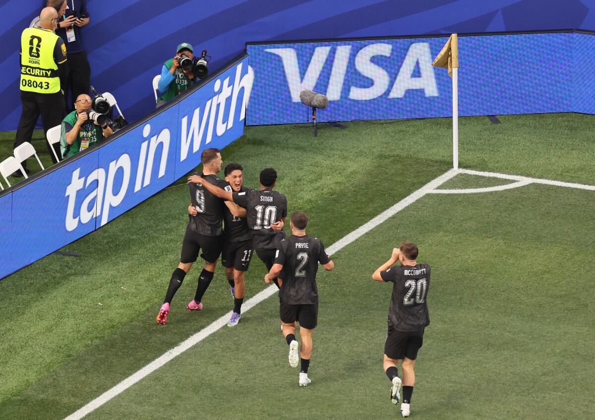 Elijah Just celebró el gol de Nueva Zelanda.
