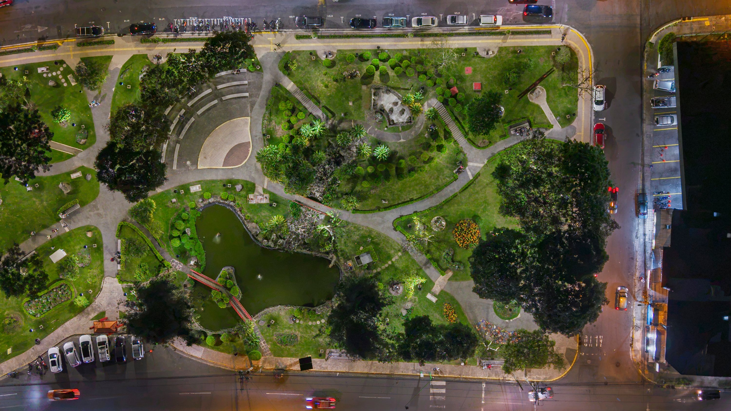 MATERIAL ECLUSIVO DE REVISTA DOMINICAL.
07/08/2026, San José, San Francisco de Dos Ríos, fotografías para ver como es el movimiento de las personas en el Parque Okayama durante la noches, despues de su remodelación.