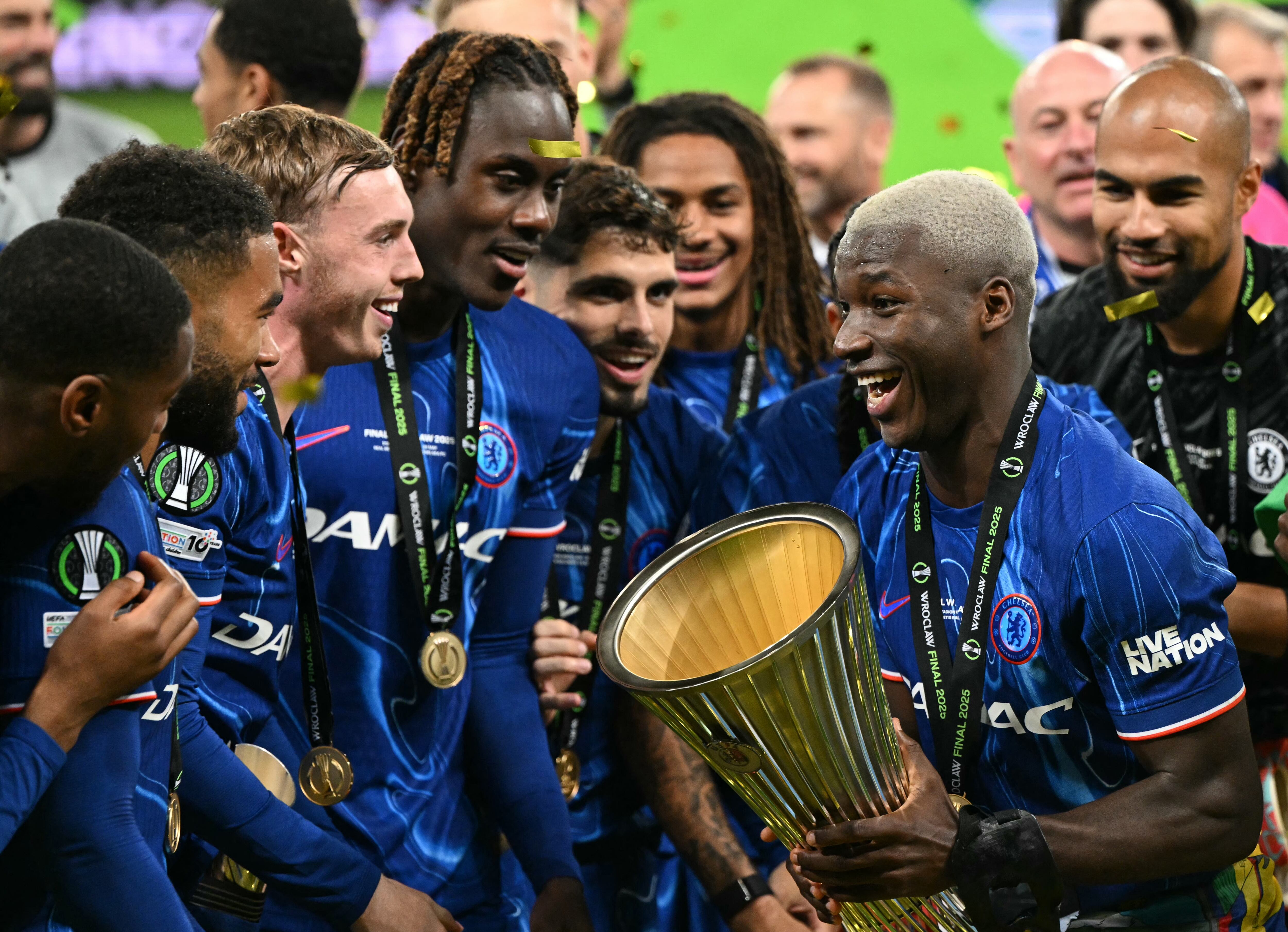 El ecuatoriano del Chelsea Moisés Caicedo sostiene el trofeo de la Conference League de Europa tras vencer en la final al Betis.