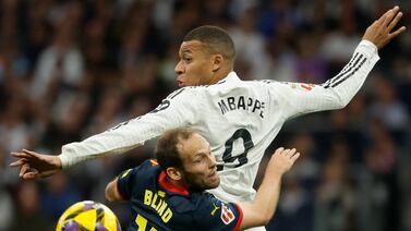 Real Madrid gana y no deja que el Barcelona se escape