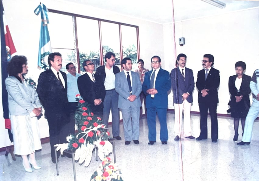 Carlos Cortés (sin corbata) compartió con Vinicio Cerezo en la Cumbre Presidencial Centroamericana en Costa Rica, en 1988. Fungía como editor de la revista Rumbo.