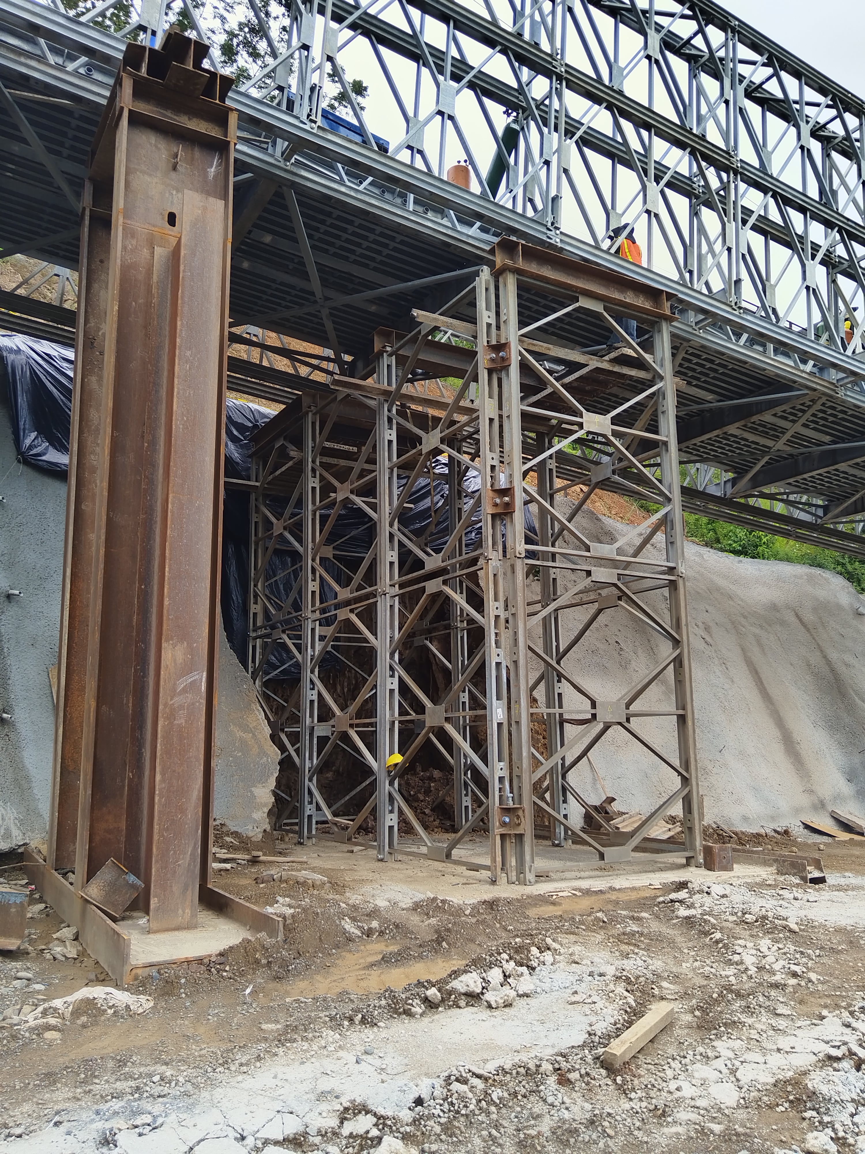 Las labores para reparar el puente en Cambronero avanzan con la fabricación y montaje de una torre de soporte.