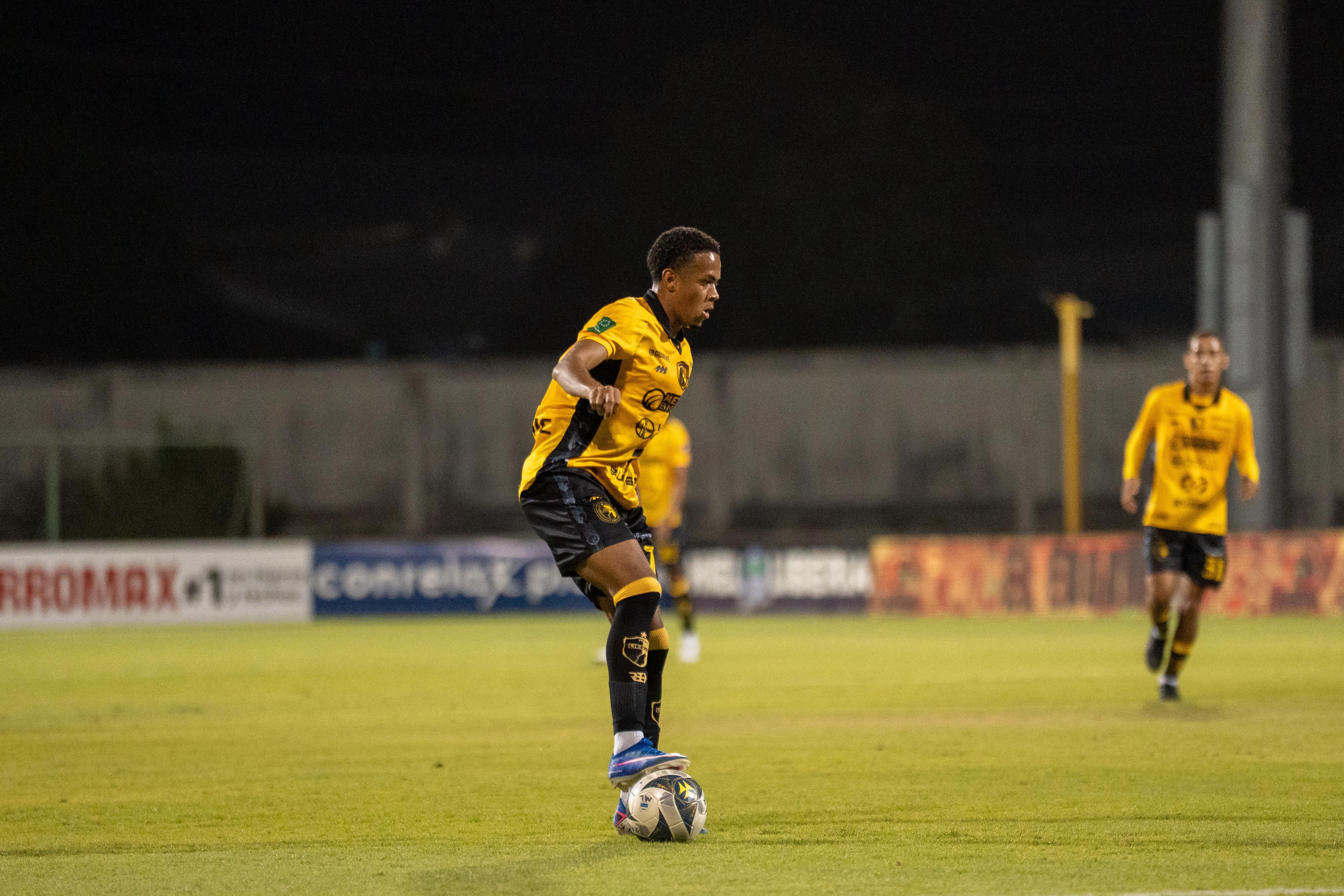 Shawn Johnson logró desbordar por la banda derecha en el Municipal Liberia.