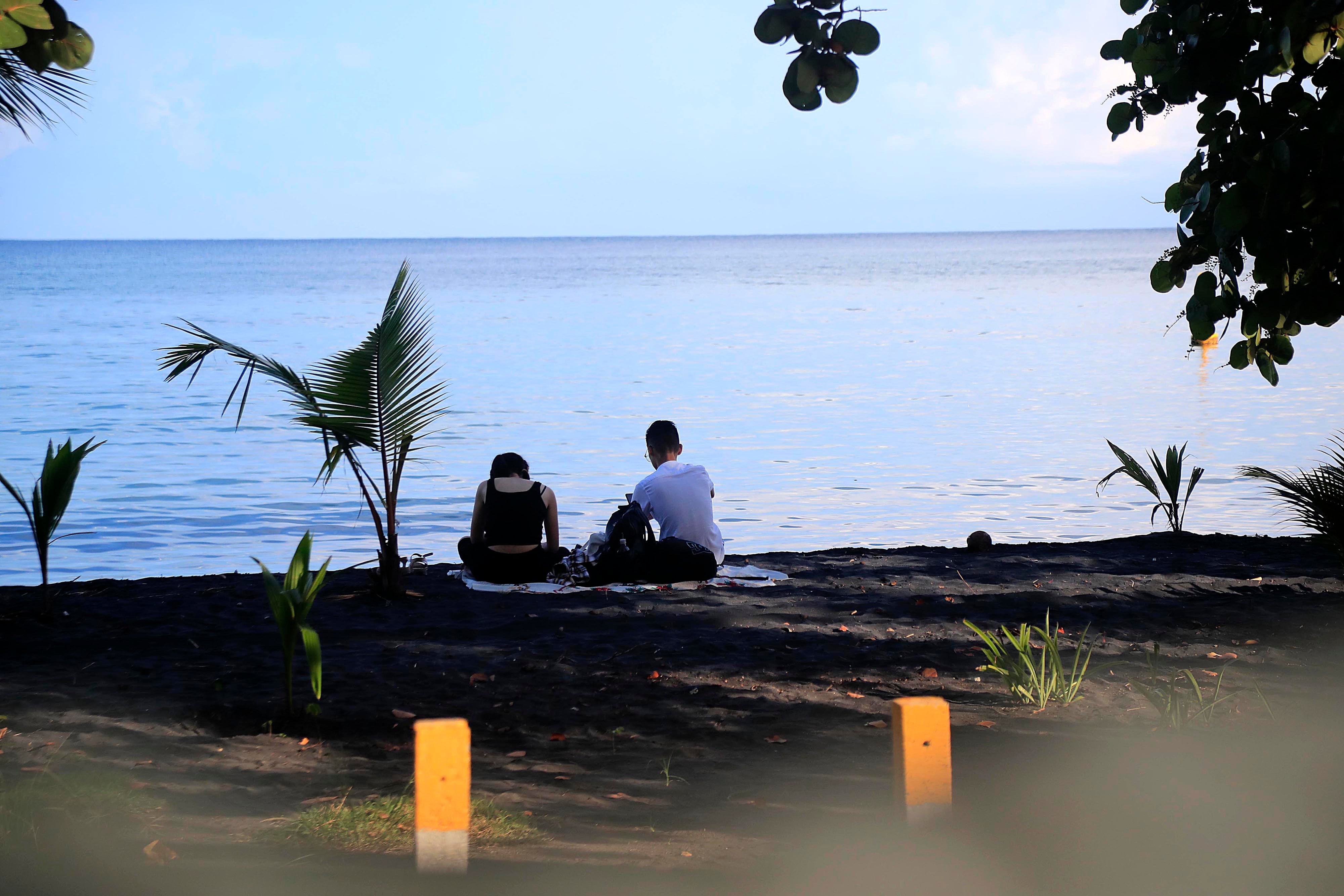 14/10/2023 Limón. Desde muy tempranas horas del día se vivió este sábado, en el atlántico de nuestro país, un gran ambiente en relación con el esperado eclipse anular de sol. Cientos de costarricenses se trasladaron a las playas del caribe sur para contemplar el anunciado acontecimiento astronómico del año, desde la parcialidad esperada para entre alrededor de las 10:15 a.m. y 1:50 p.m., pero sobre todo el punto de mayor esplendor apenas unos minutos después del mediodía. Foto: Rafael Pacheco Granados
Tempranas horas del día; Atlántico; Gran ambiente; Eclipse anular de sol; Playas del caribe sur; Acontecimiento astronómico; Parcialidad; Punto de mayor esplendor
Eclipse anular de sol