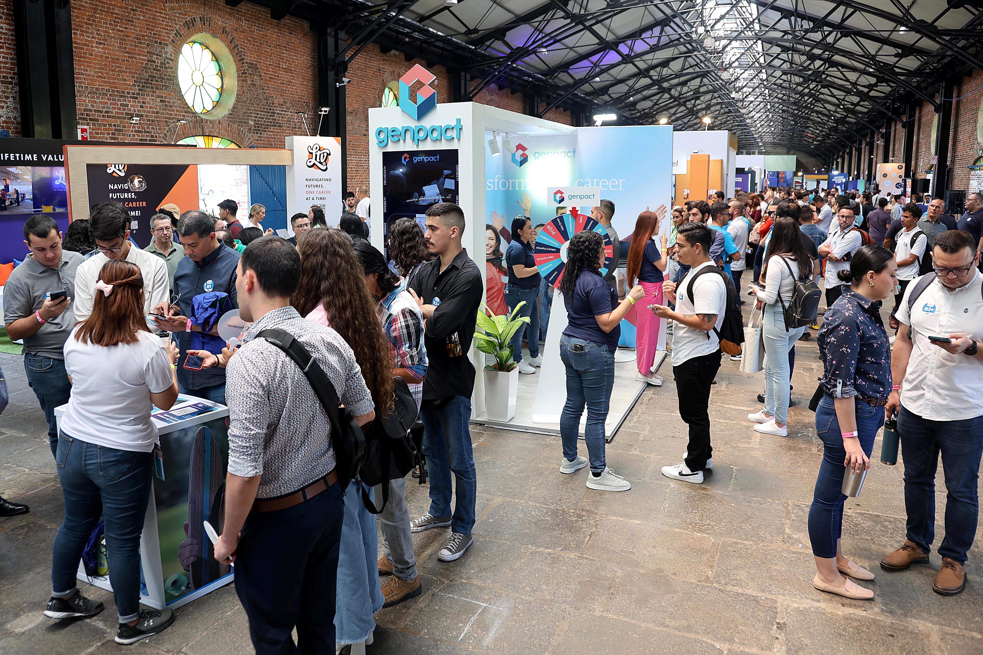 05/04/2024 Antigua Aduana, San José. Cientos de personas asistieron este viernes, desde muy temprano, a la feria de empleo multilingüe. Foto: Rafael Pacheco Granados