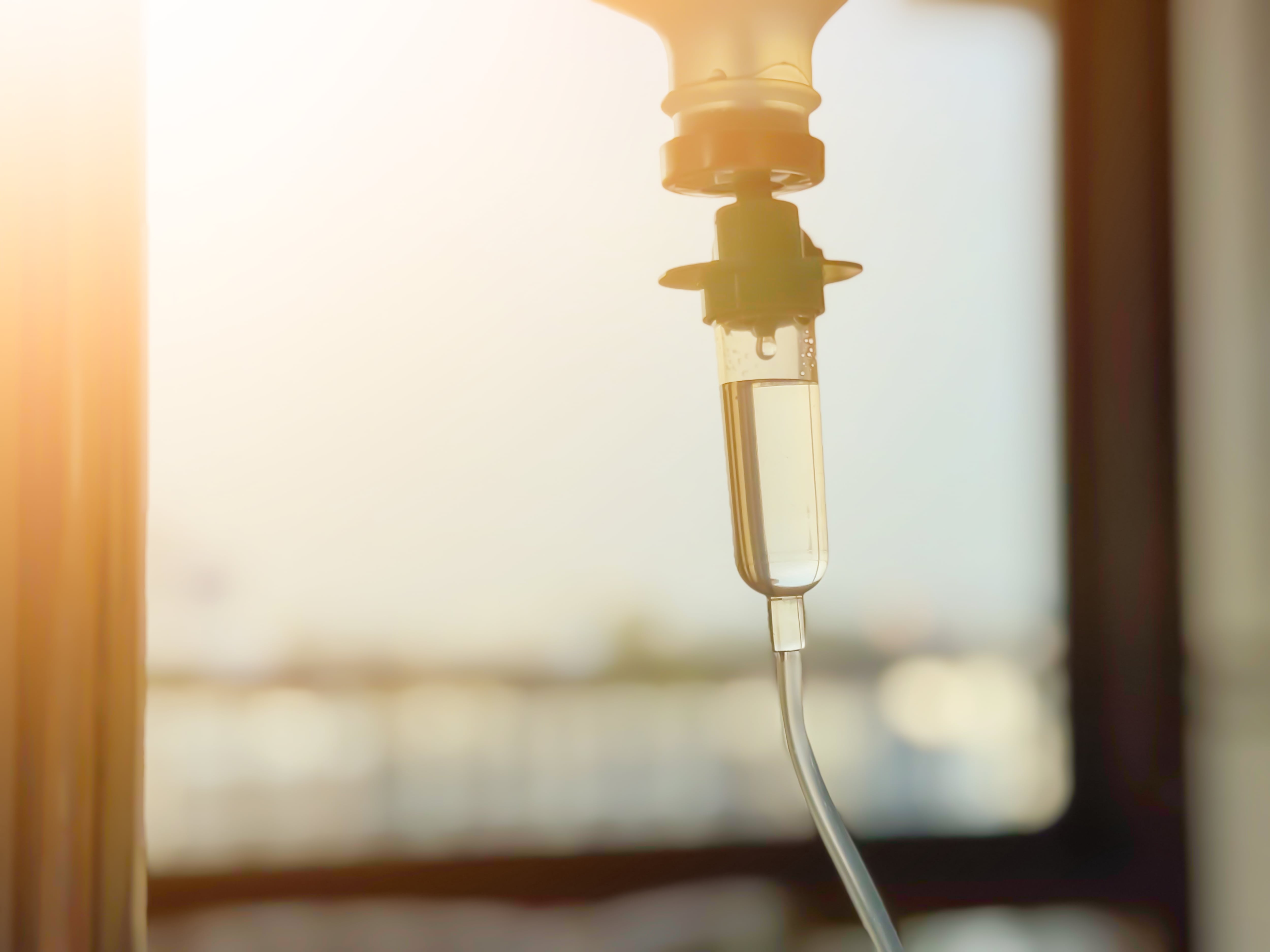 Goteo, gota de suero o medicamento intravenoso. Concepto de quimioterapia o cáncer