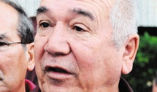 13/10/09. Hora 3.35pm. Carlos Marin. El Tribunal de Juicio de Pavas conden a 193 aos de prisin a Juan Carlos Mena Jimnez y 179 aos de crcel a Christian Mora Cantillano, al encontrarlos responsables del ataque que sufrieron tres empleadas del casino White House en Escaz.
Para los jueces, Mena y Mora fueron los autores de los delitos de homicidio calificado, violacin, tentativa de homicidio, privacin de libertad y robo agravado. Pese a lo alto de la pena, los condenados solo pasaran en prisin 50 aos, porque as lo establece la legislacin costarricense.
Los hechos fueron cometidos la madrugada del 28 de agosto del 2008, en perjuicio de Yerlin Marn Salazar, quien falleci, su hermana Arelis, y su compaera de trabajo Angie Peraza.
El Tribunal que dict la sentencia estuvo integrado por Kattia Jimnez Fernndez, quien presidi, Gabriela Rodrguez Morales y Ana Patricia Mora Arias.
El Ministerio Pblico haba solicitado 230 aos de prisin contra Mena y 236 aos contra Mora. La defensora de los acusados, Miriam Bedoya, argument que los delitos no fueron demostrados en el debate. Texto Otto Vargas. Fotos Carlos Len/LN.