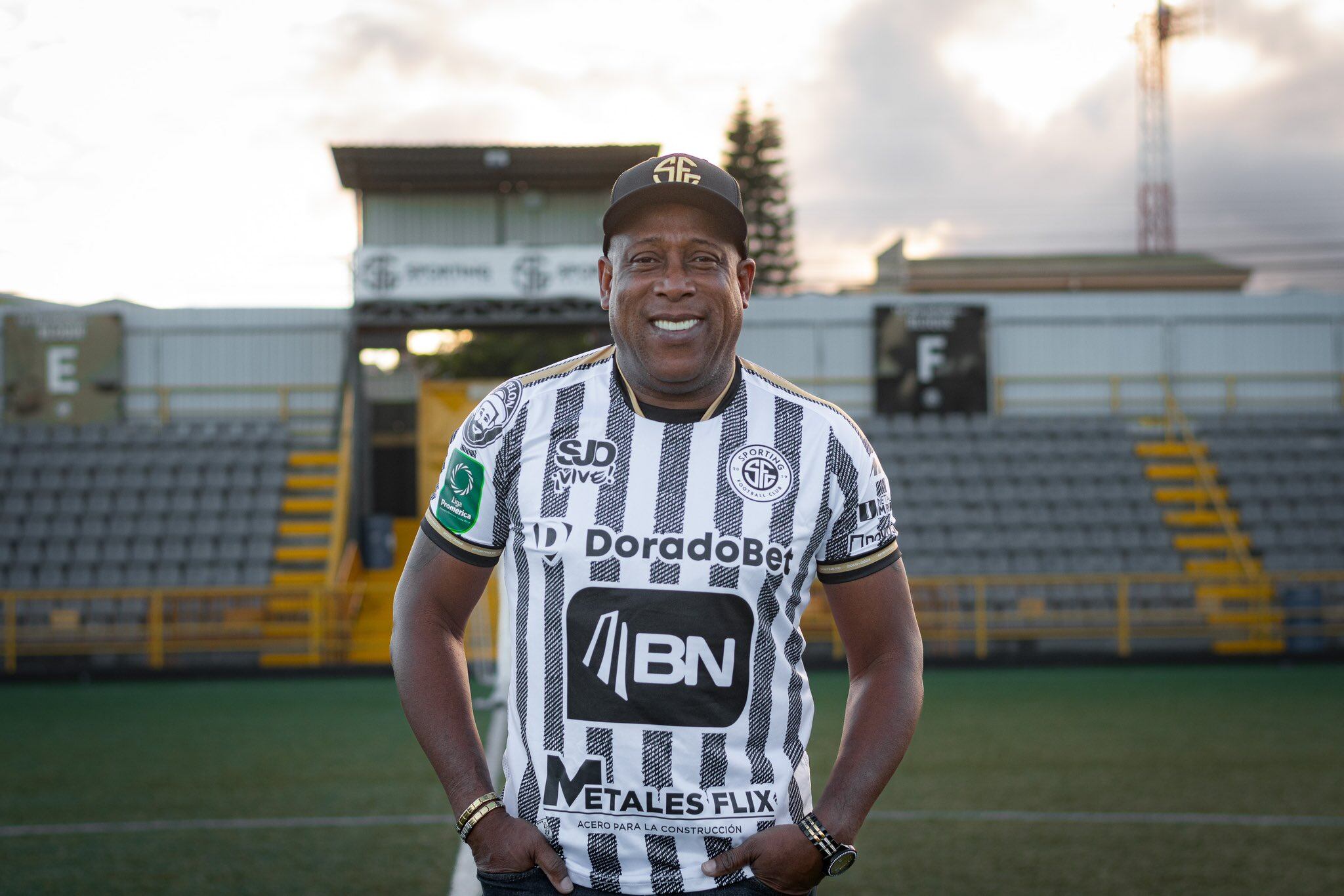 Hernán Medford ya dirigió su primera práctica con Sporting.