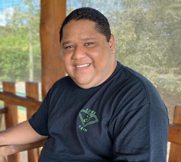 Sergio Juárez, de 37 años, era conocido como Bobby. Había sido síndico y actualmente se preparaba para ser docente de Estudios Sociales. Foto: Tomada del Facebook de Minicipalidad de Santa Cruz.