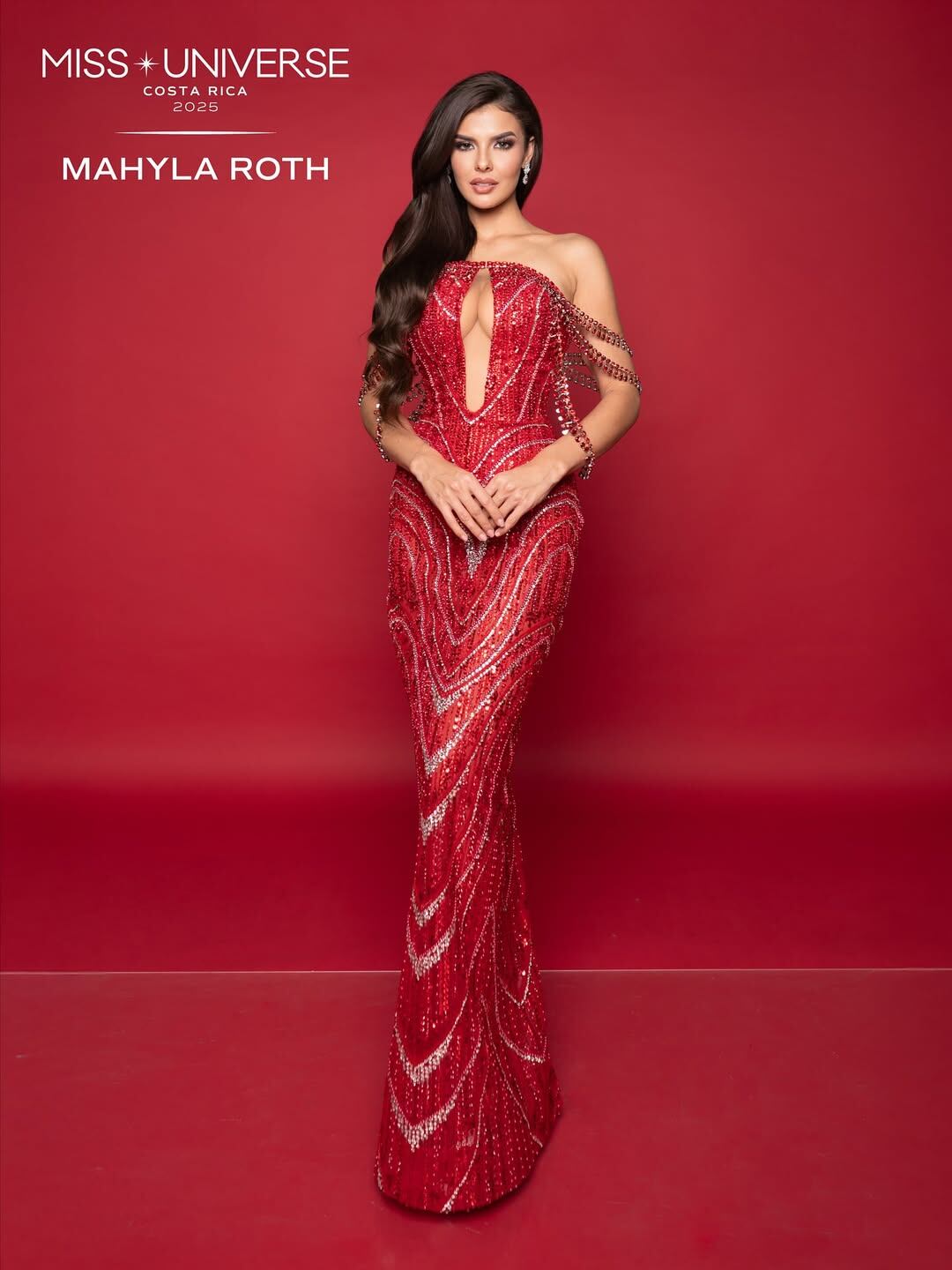Este vestido que portó Mahyla Roth previo a la entrega de cintas se robó todas las miradas en el Miss Universo. Este es un diseño del costarricense Kevin Rojas.
