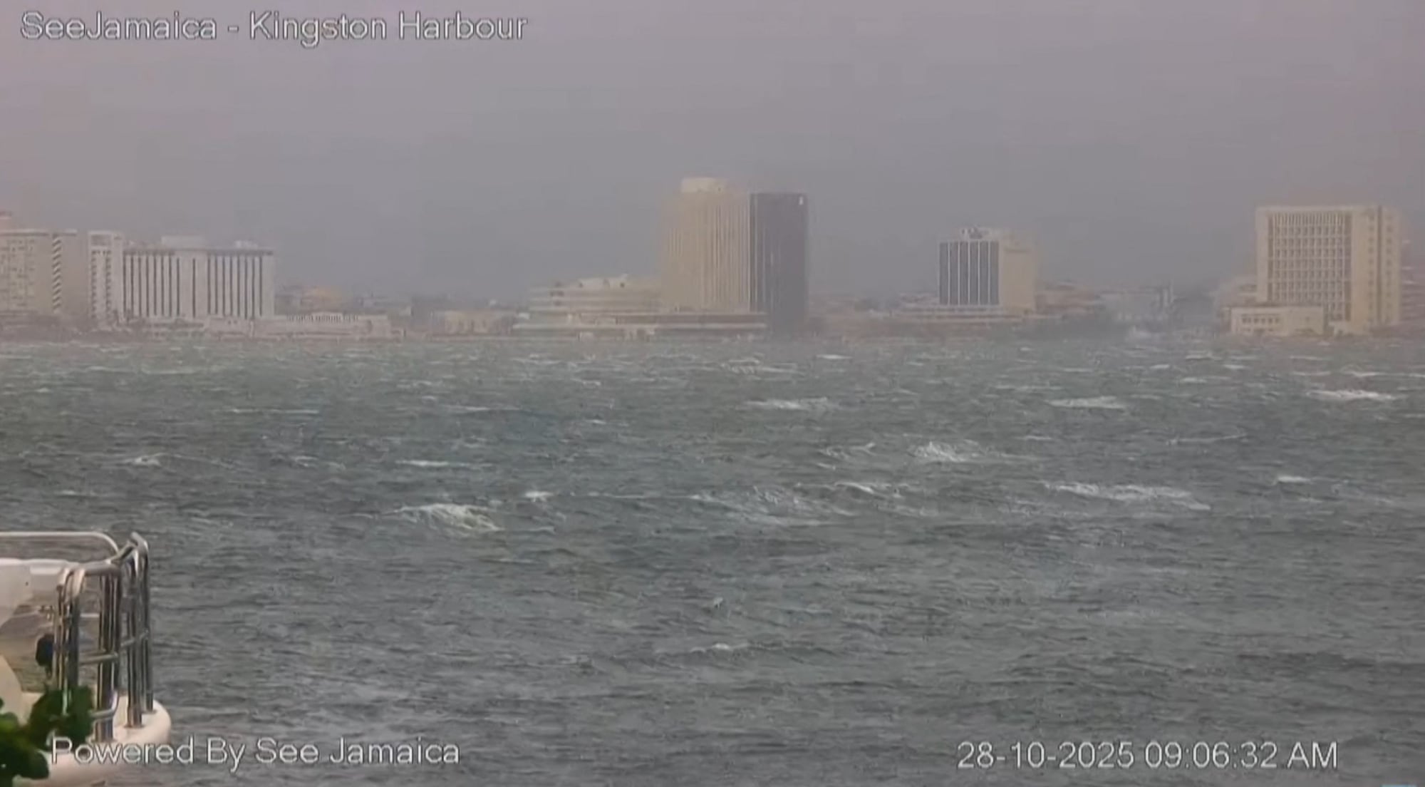Video cortesía de una cámara de seguridad de SeeJamaica muestra el puerto de Kingston el 28 de octubre de 2025, antes de la llegada prevista del huracán Melissa el martes. La tormenta de categoría 5, que podría ser la más violenta registrada en Jamaica, avanza lentamente por el Caribe y ya se le atribuyen tres muertes en Jamaica, tres en Haití y una en República Dominicana.