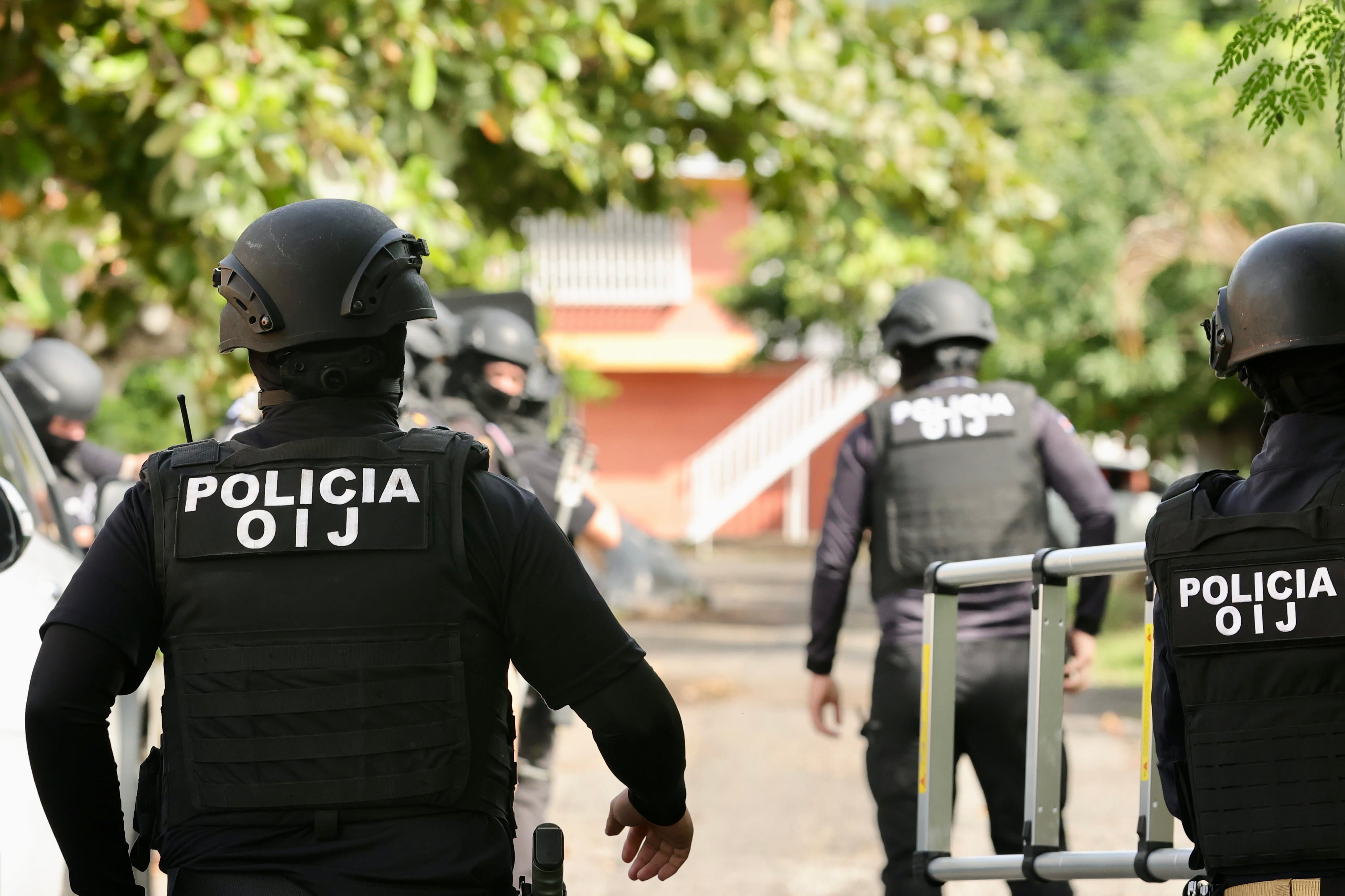 La Fiscalía y el OIJ de Puntarenas ejecutan allanamientos en Barranca por presunta venta de drogas en esa comunidad.