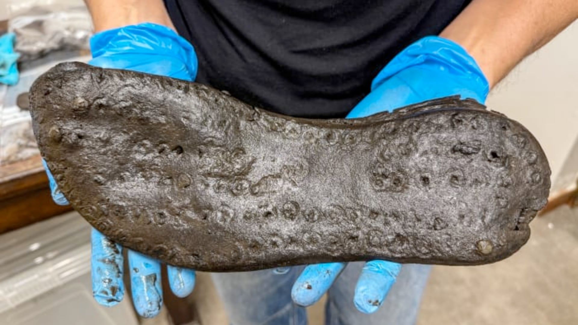 Zapatos romanos de gran tamaño encontrados en Magna generan preguntas sobre la población que habitó la zona.