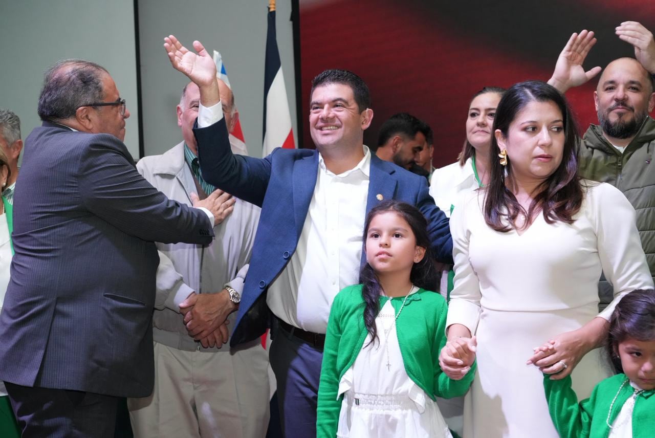 Álvaro Ramos, candidato del Partido Liberación Nacional, donde acepta la derrota.