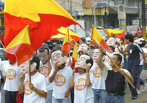 Simpatizante con máscaras del candidato del PAC, Ottón Solís, en Guadalupe en las elecciones de 2006.