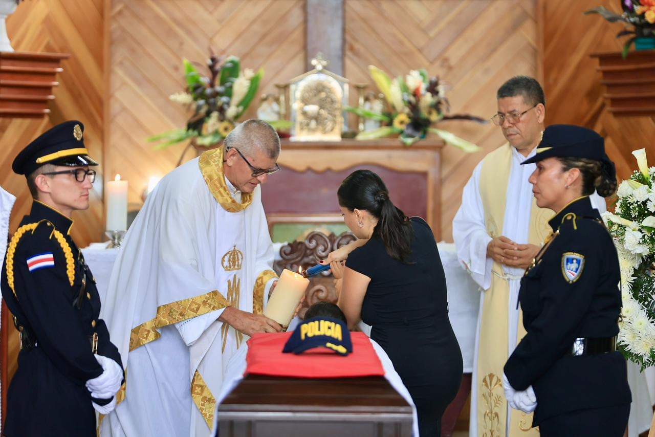 Familiares de Gerson Rosales participan de la misa de su funeral en Bribri, su comunidad natal, a 220 kilómetros de San José.